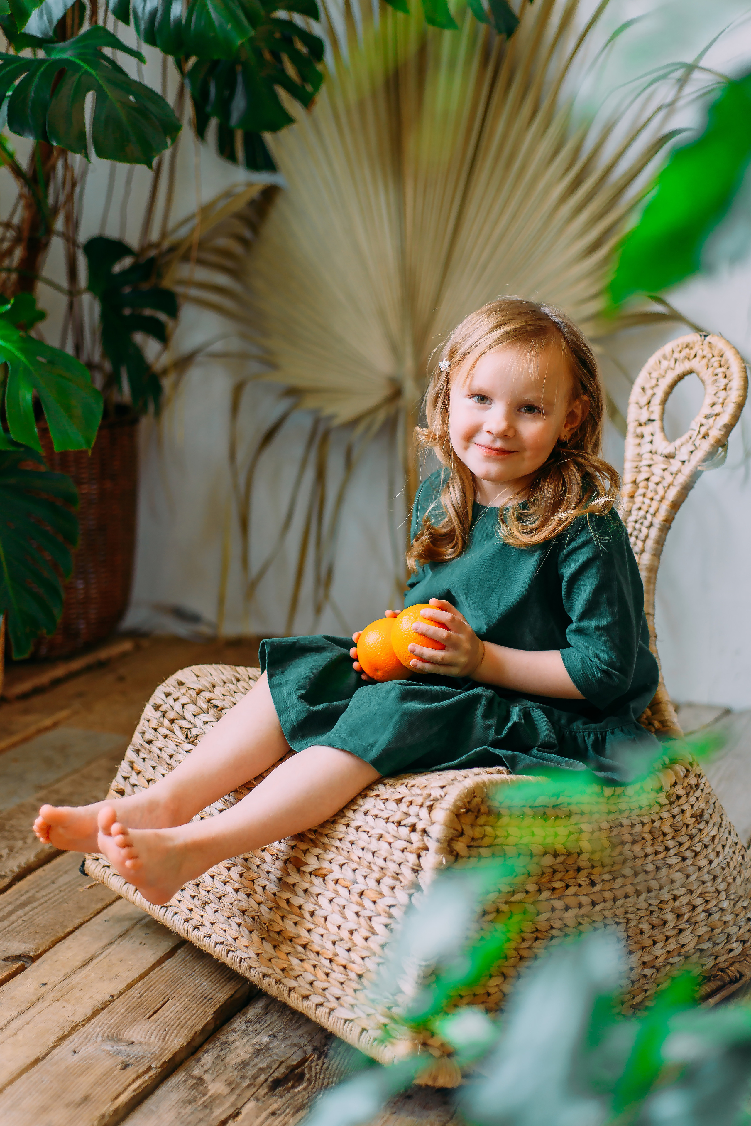 Стася и Алиса с динозаврами. Детский и семейный фотограф Эльмира Веселова