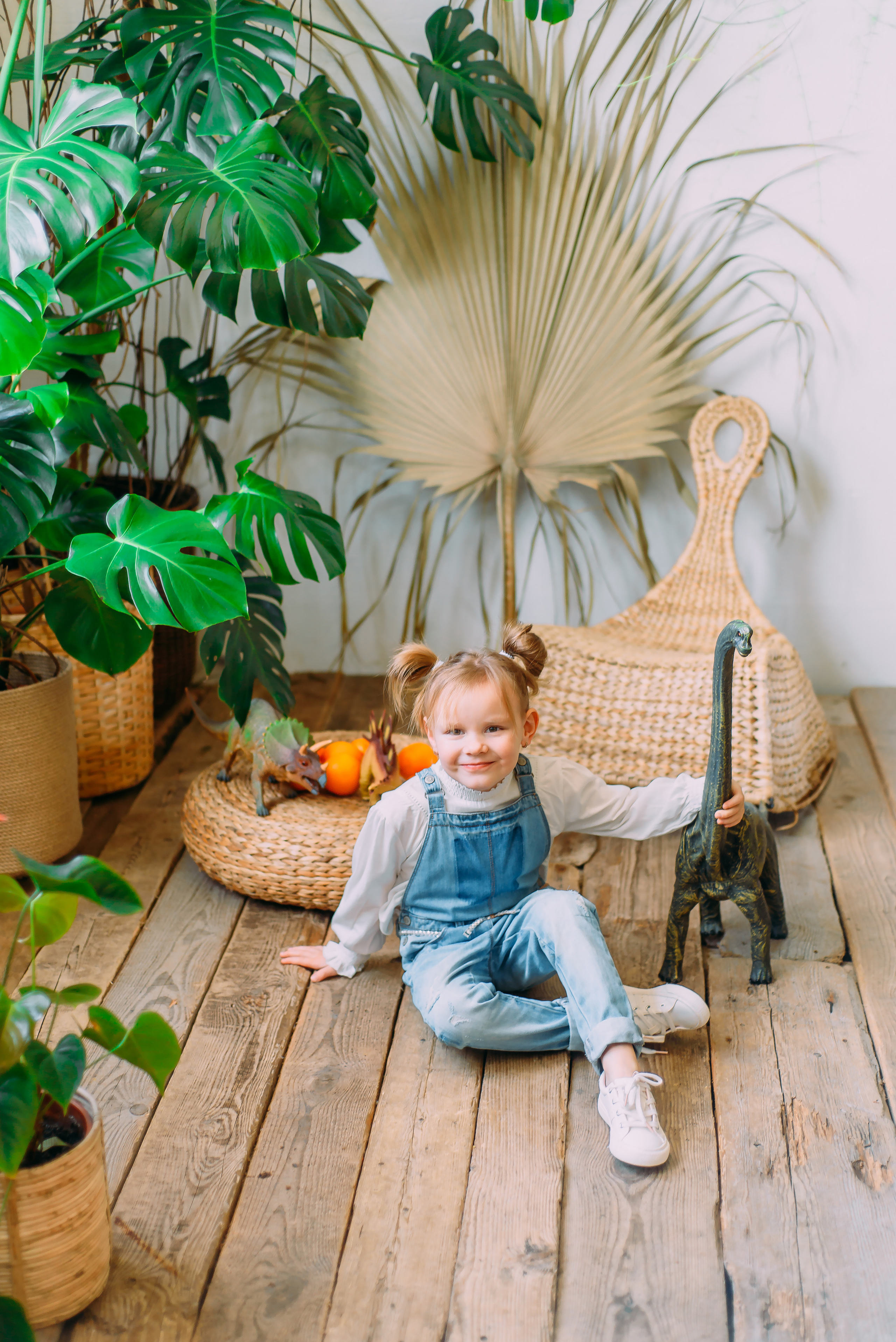 Стася и Алиса с динозаврами. Детский и семейный фотограф Эльмира Веселова