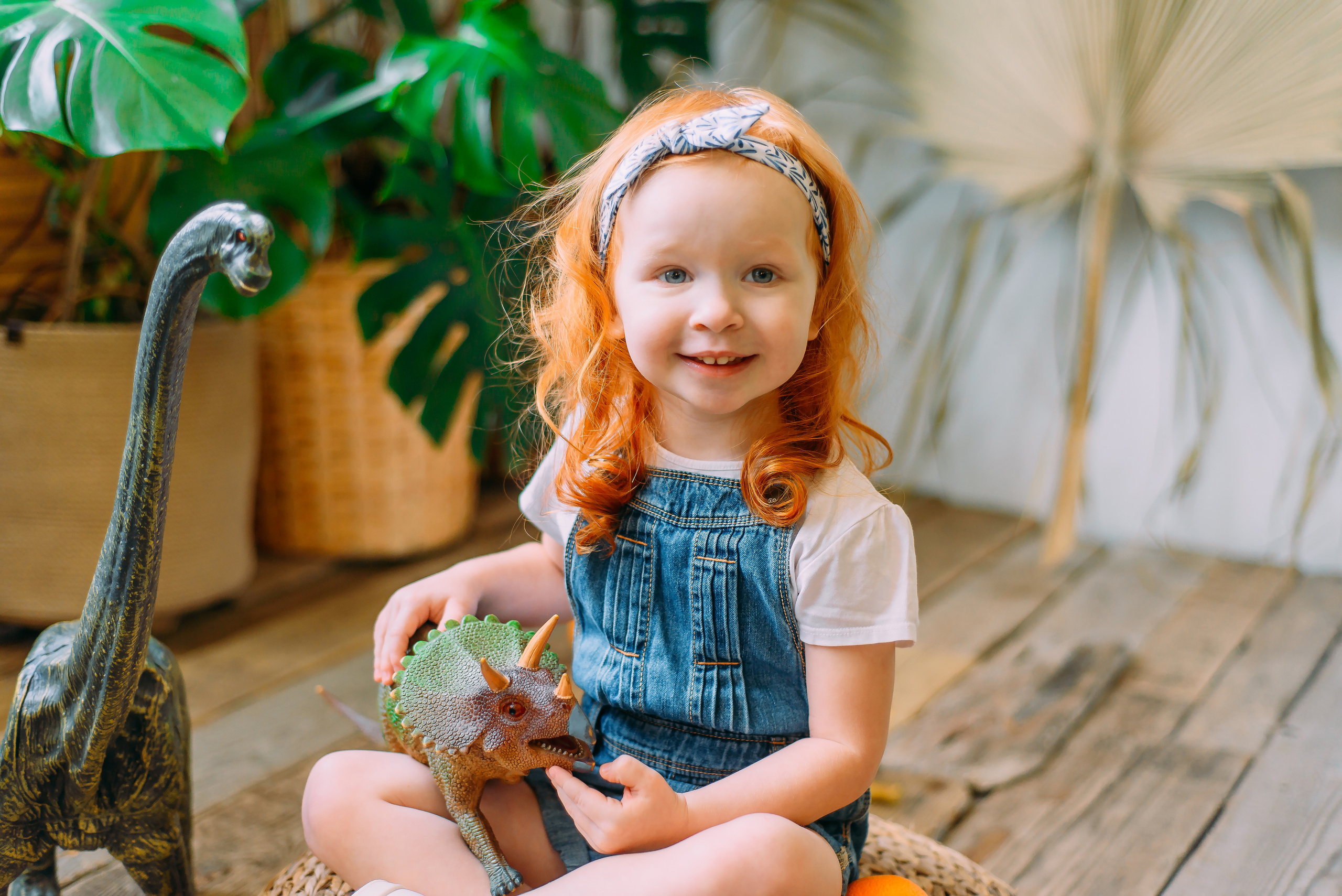 Стася и Алиса с динозаврами. Детский и семейный фотограф Эльмира Веселова