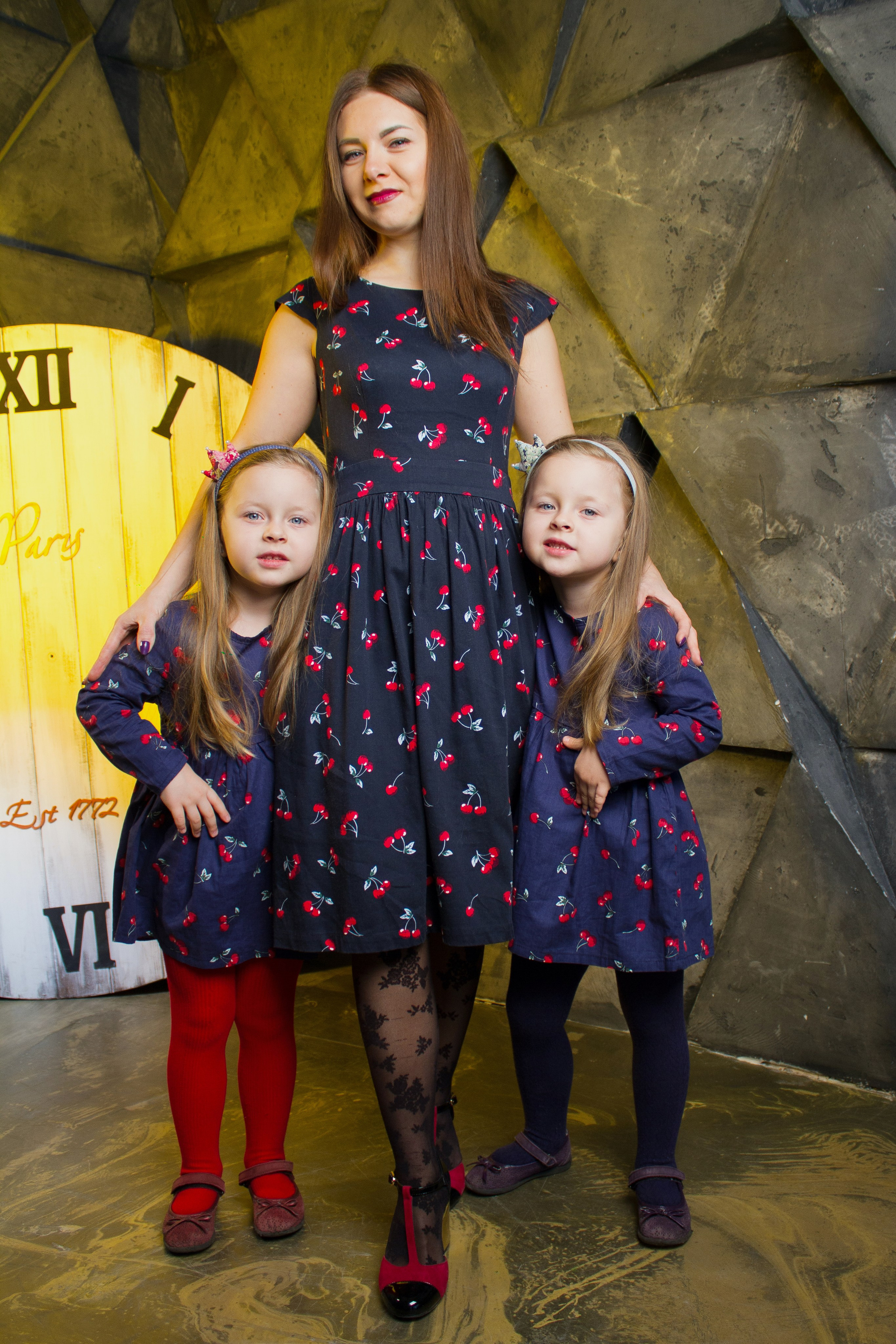 Фотосессия близняшек в студии. Школьные выпускные альбомы в Москве Марина Николаева