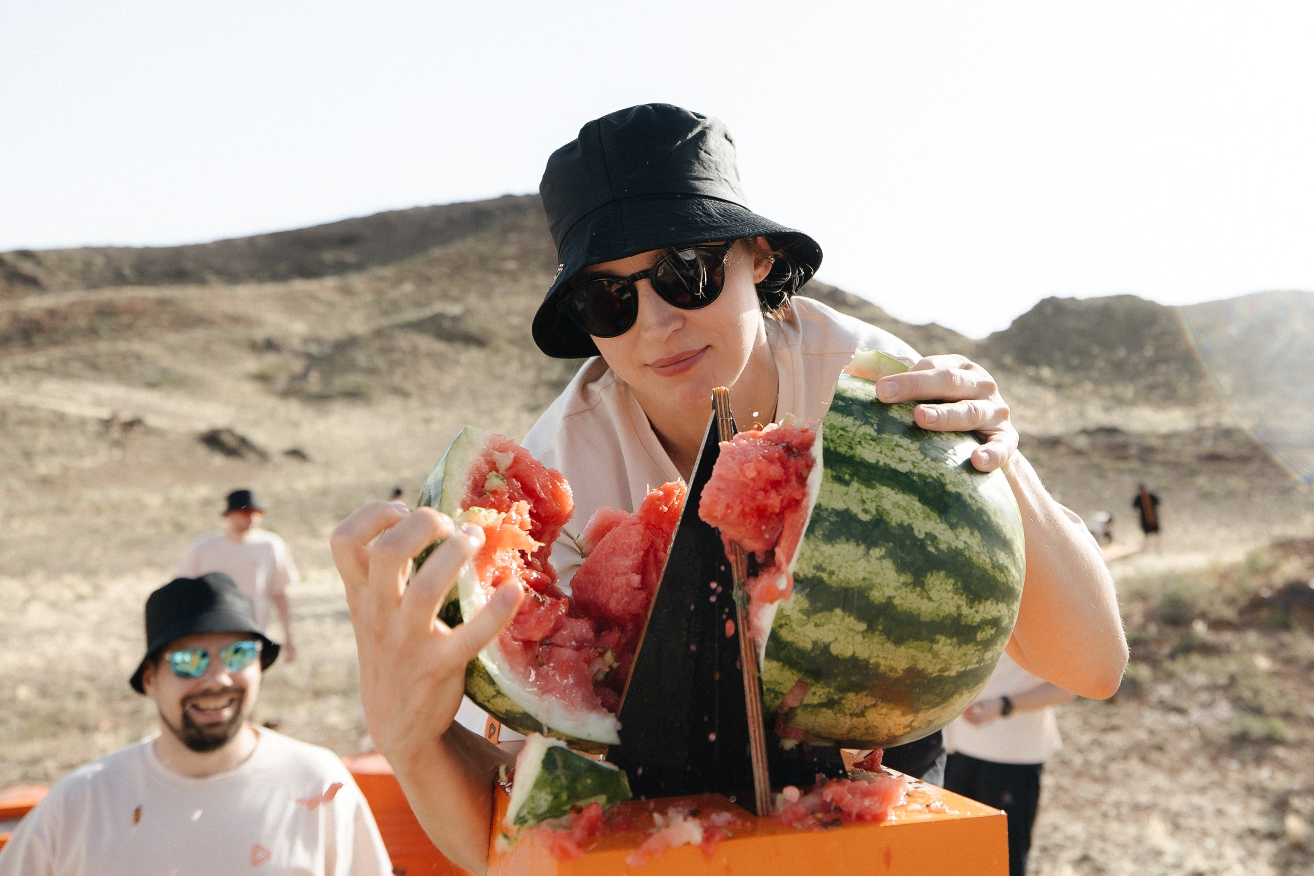 Здравствуйте! Я свадебный фотограф из Ульяновска, работаю в том числе по всей России и с выездом за границу. Снимаю свадьбы, lovestory, корпоративы, светский репортаж. Провожу обучение по фотографии, мастер-классы и воркшопы для других фотографов.