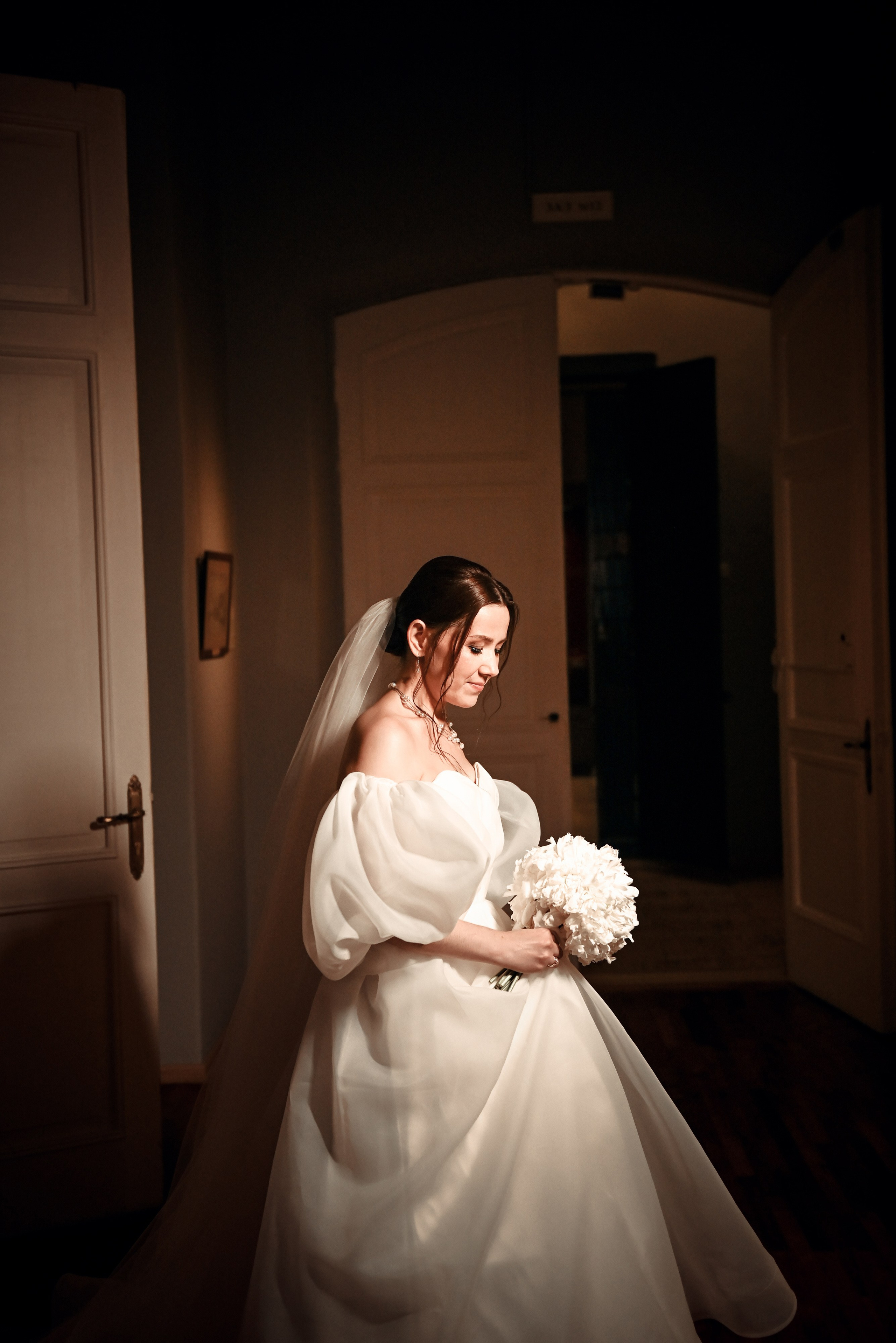 Небольшая свадебная серия в музее и прогулкой под дождем Эльмиры и Ризата. Свадебный, семейный, детский, контент фотограф в Омске Максим Ильин