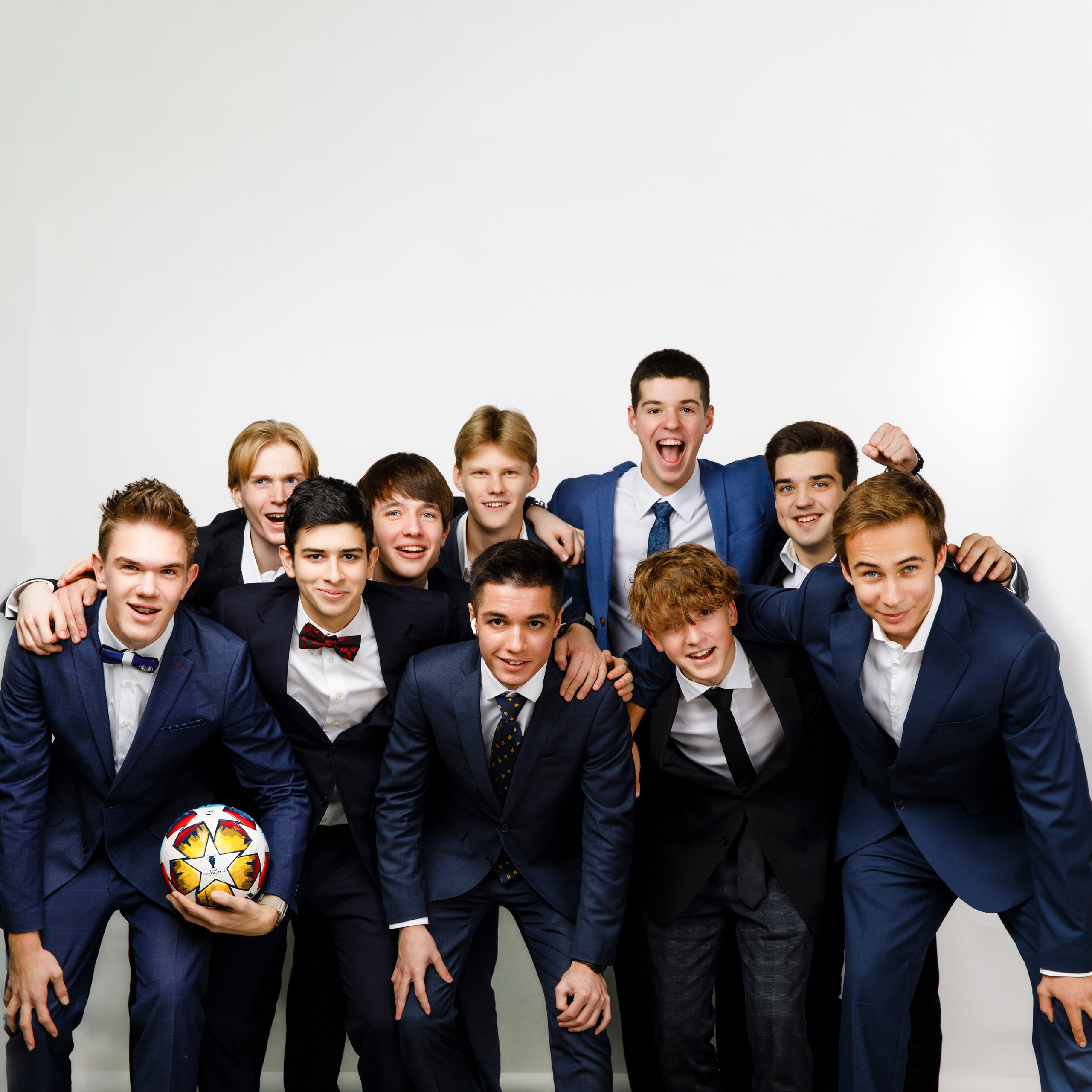 ДЛЯ 9-11 КЛАССОВ. Выпускные альбомы в Москве FOTOVMESTE