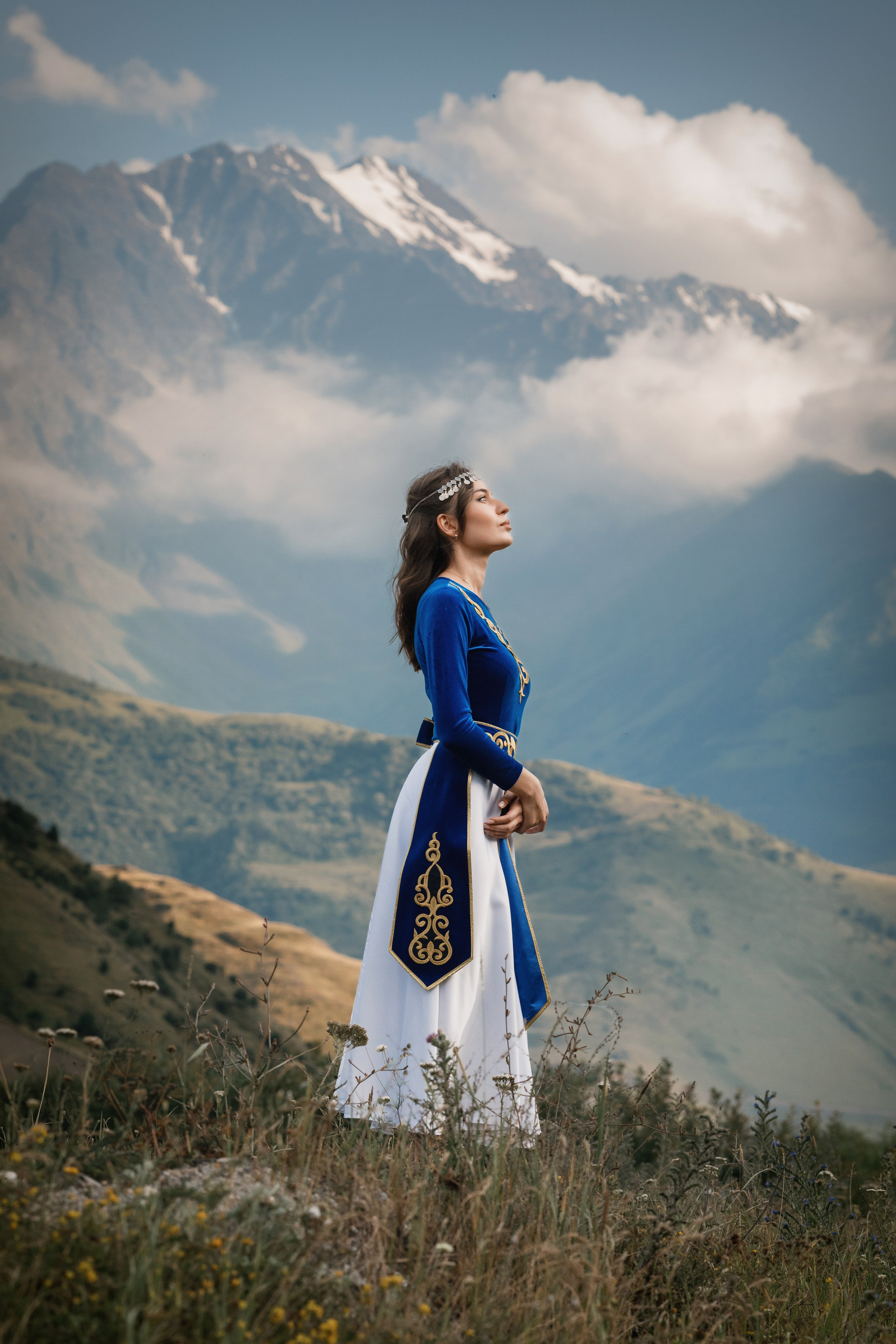 Индивидуальная фотосессия в горах, в армянском национальном платье. Фотограф во Владикавказе Юрий Геворгизов