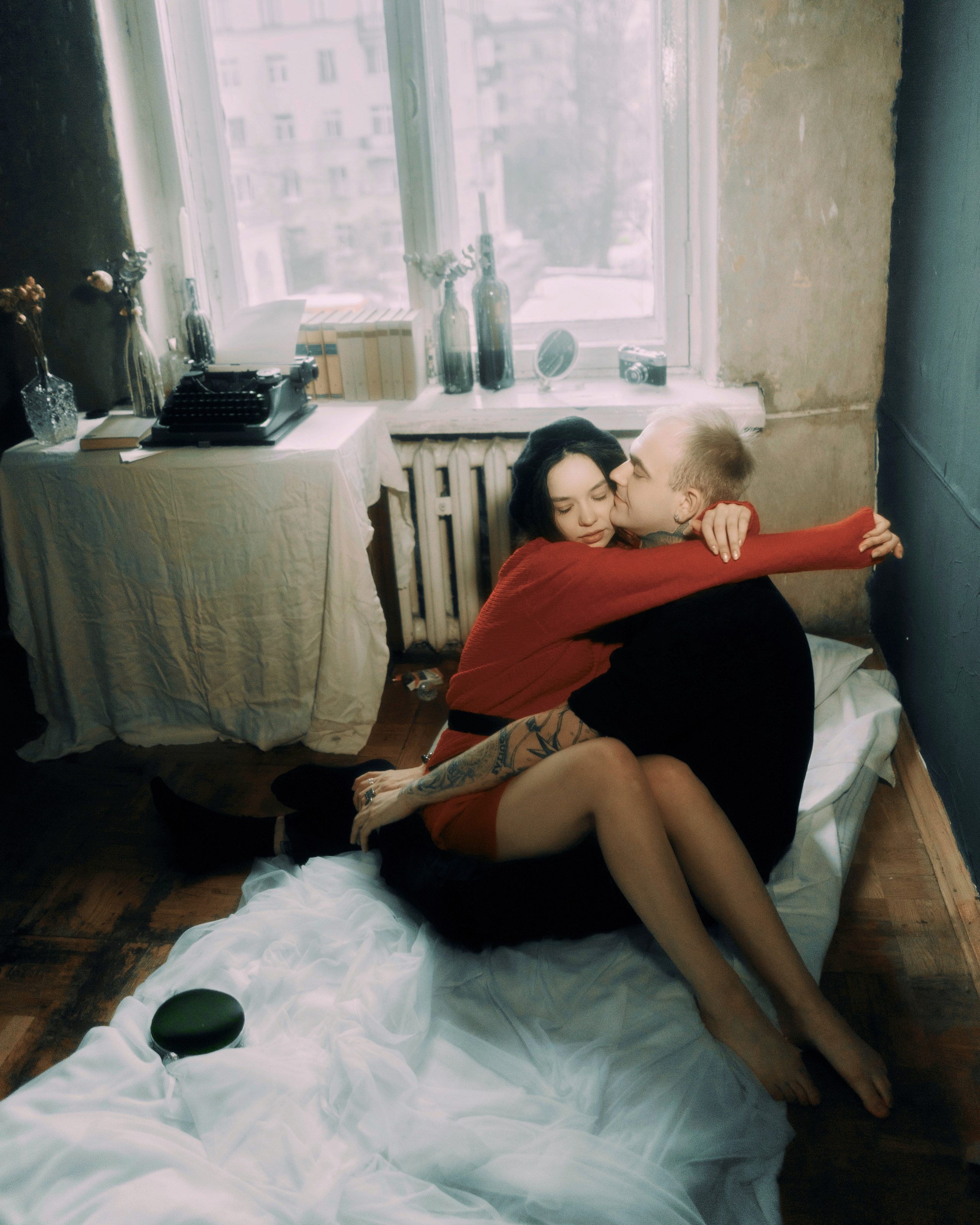 Лав стори фотосессия в Петербурге — поцелуй на матрасе у окна, винтажная студия, киношный свет, образы во французском стиле, фотограф для пар