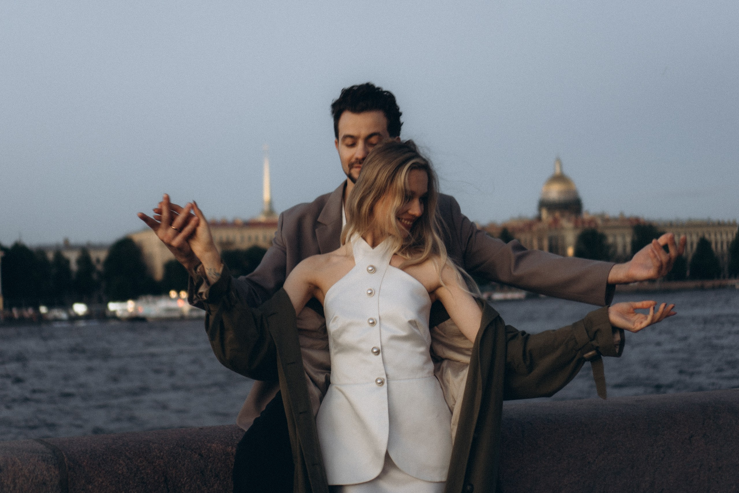 СВАДЕБНАЯ СЬЕМКА ПАРЫ НА РАССВЕТЕ В БЕЛЫЕ НОЧИ И ПРОГУЛКА С РАЗВОДНЫМИ МОСТАМИ И ПИКНИК ВОЗЛЕ ИСАКИЕВСКОГО СОБОРА. Профессиональный фотограф, Санкт-Петербург — Виктория Богомолова
