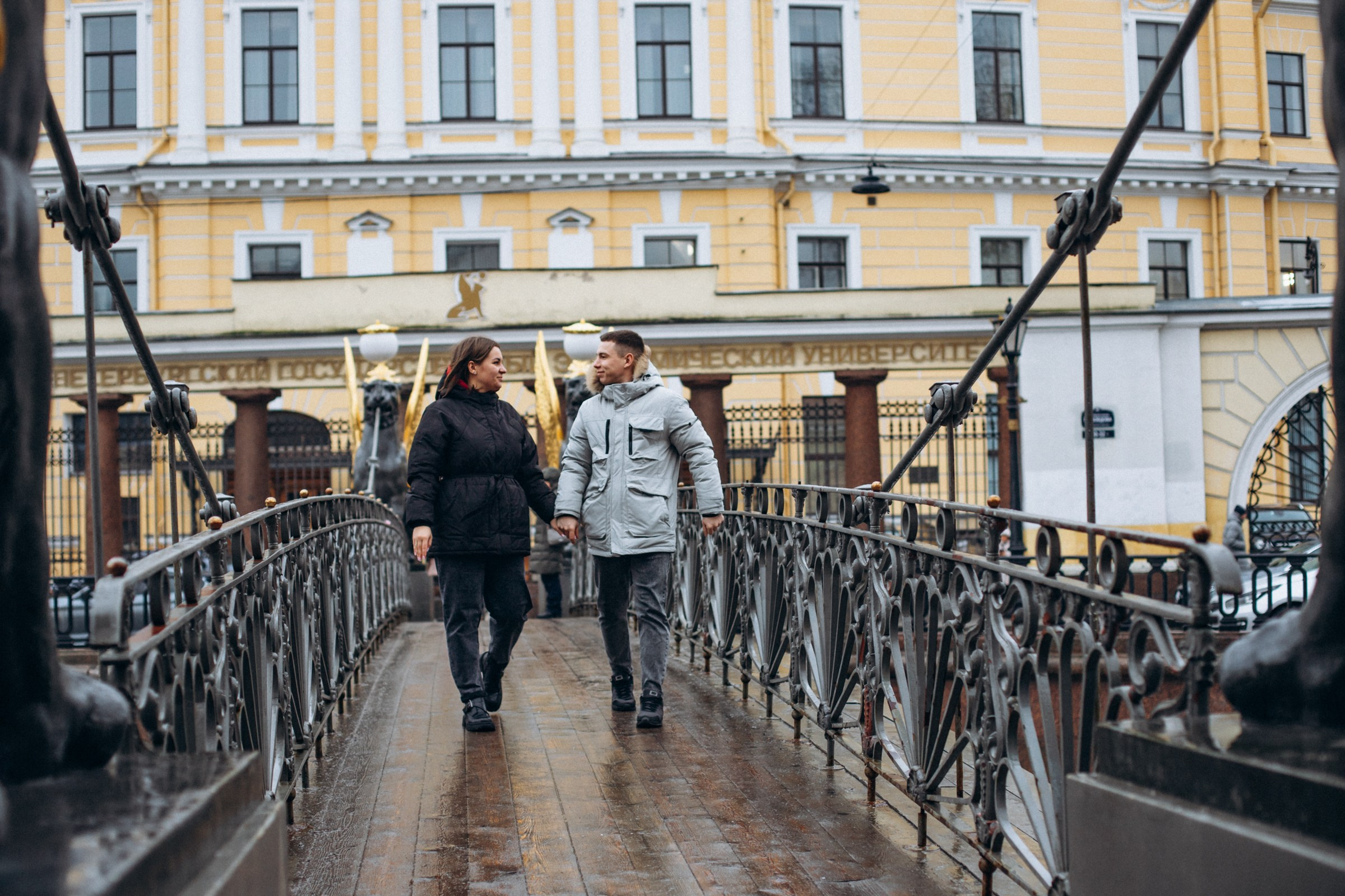 Иван и Полина в марте. Фотопрогулка в Петербурге. Индивидуальный и семейный фотограф в Санкт-Петербурге