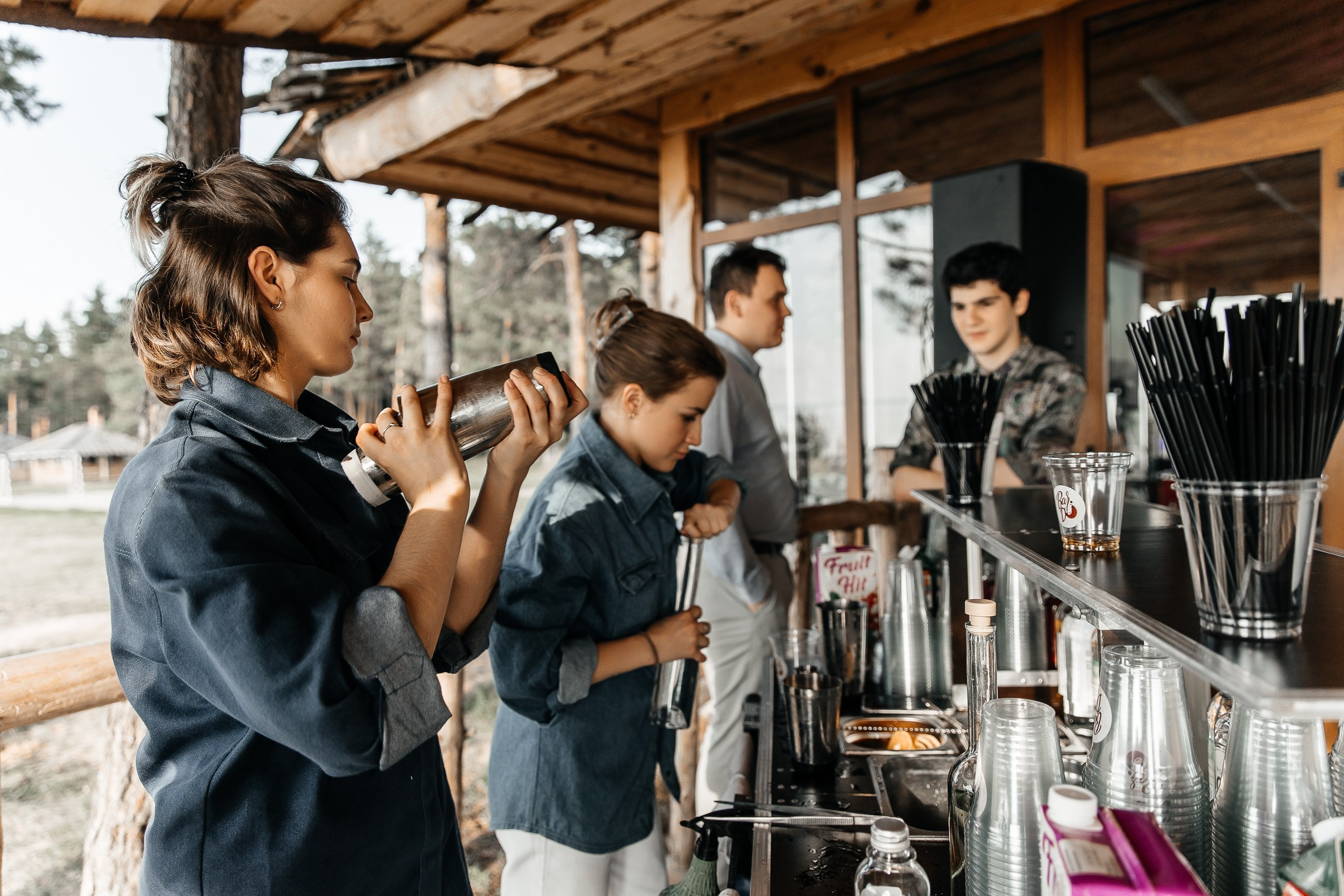 Здравствуйте! Я&nbsp;свадебный фотограф из&nbsp;Ульяновска, работаю в&nbsp;том числе по&nbsp;всей России и&nbsp;с&nbsp;выездом за&nbsp;границу. Снимаю свадьбы, lovestory, корпоративы, светский репортаж. Провожу обучение по&nbsp;фотографии, мастер-классы и&nbsp;воркшопы для других фотографов.