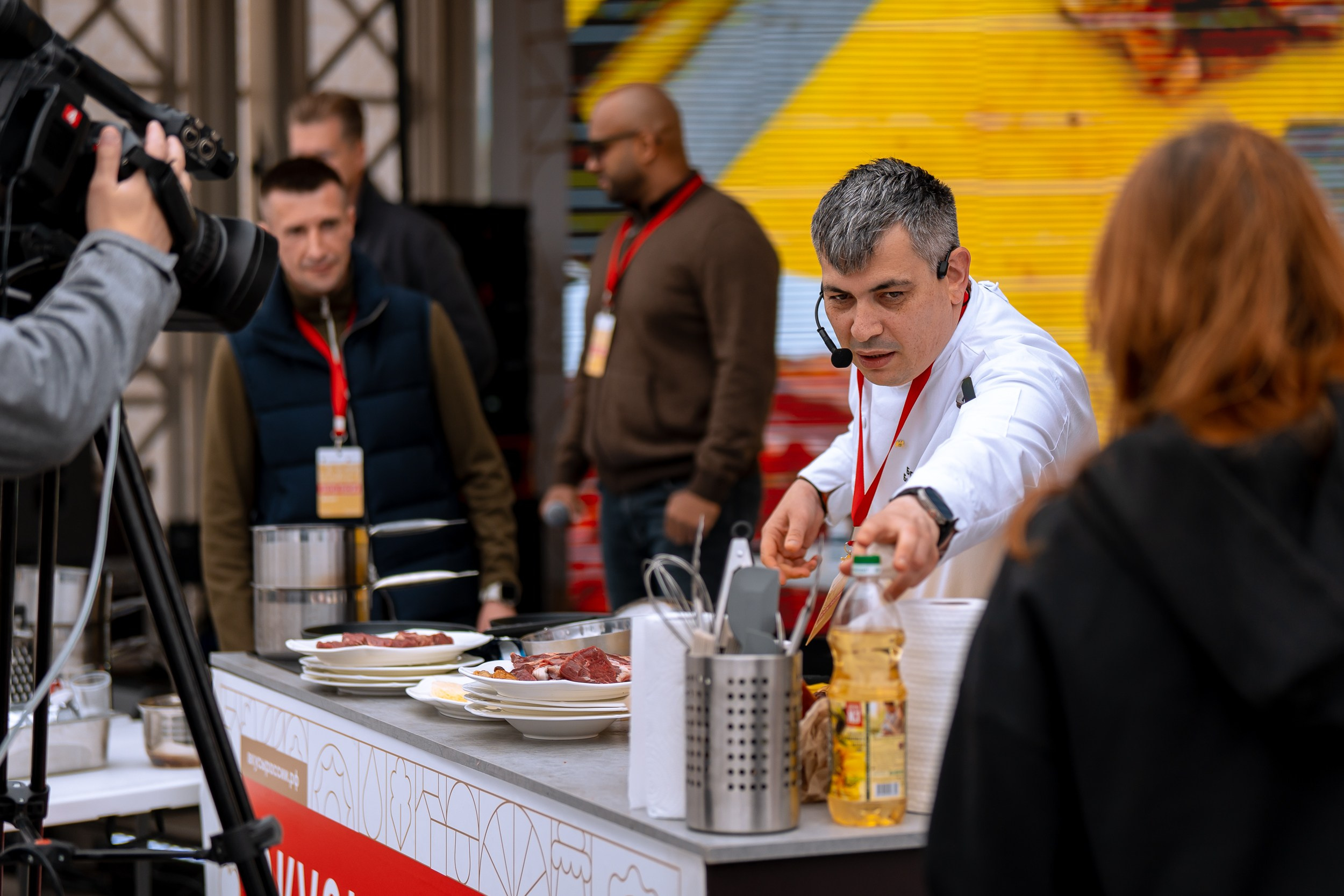 Шеф-повар проводит кулинарный мастер-класс на фестивале «Вкусы России 2025» в Москве на ВДНХ. Репортажная съёмка казанского фотографа, гастрономическое шоу с блогерами и участниками.