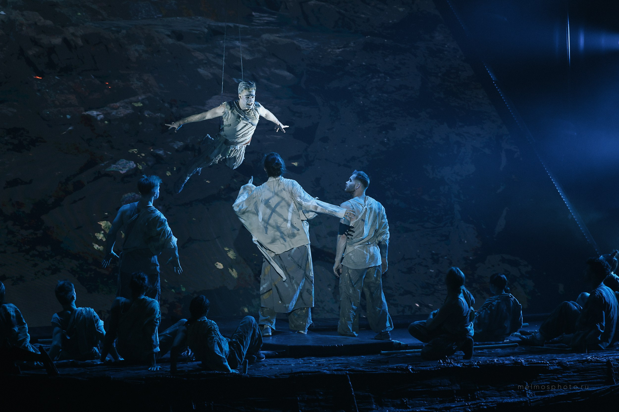 АНТИГРАВИТАЦИЯ. Репортажный, архитектурный, театральный и файн-арт фотограф Лена Мельникова в Москве