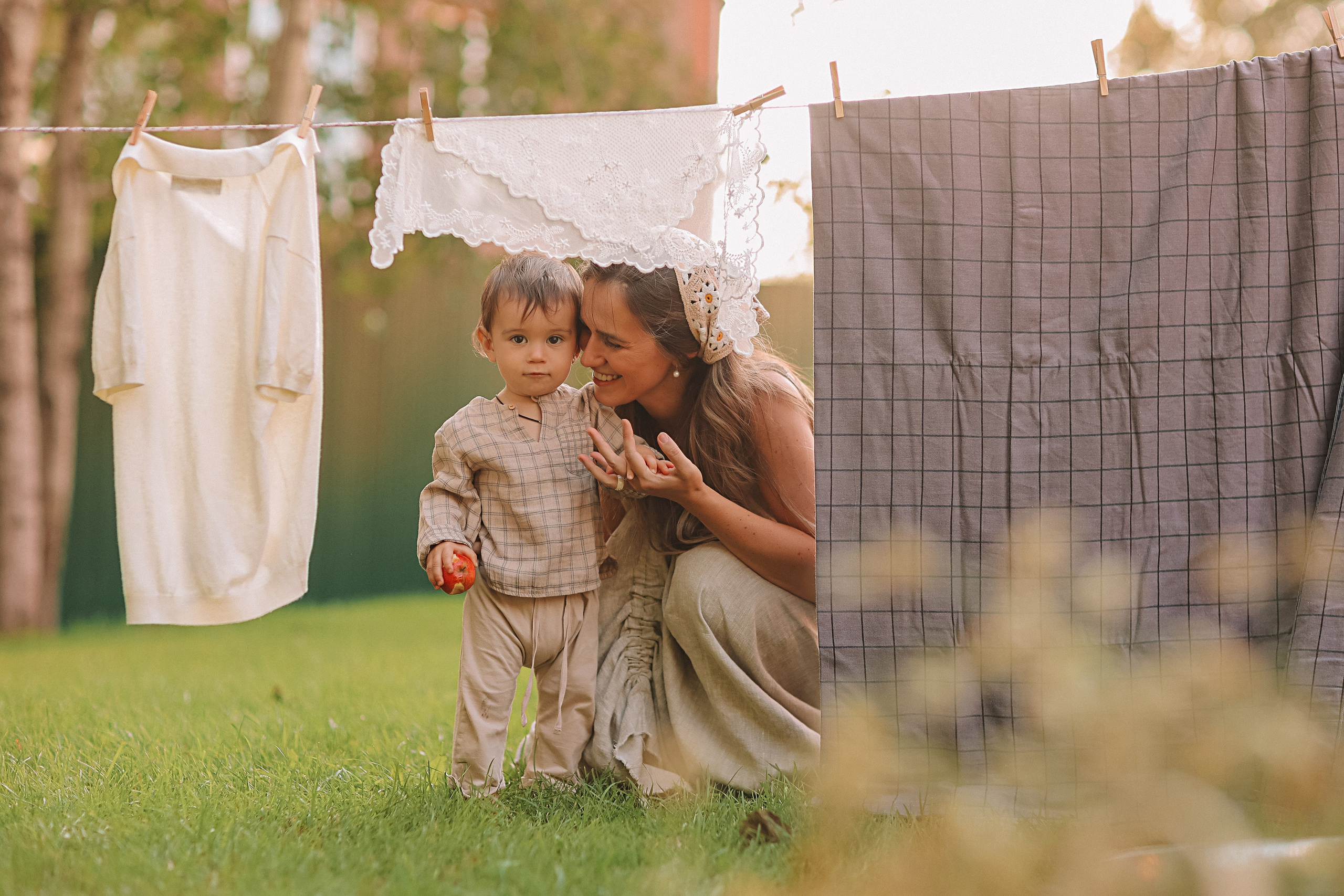 Стирка у дома. Семейный фотограф Тюмень, фотограф на роды Салмина Мария