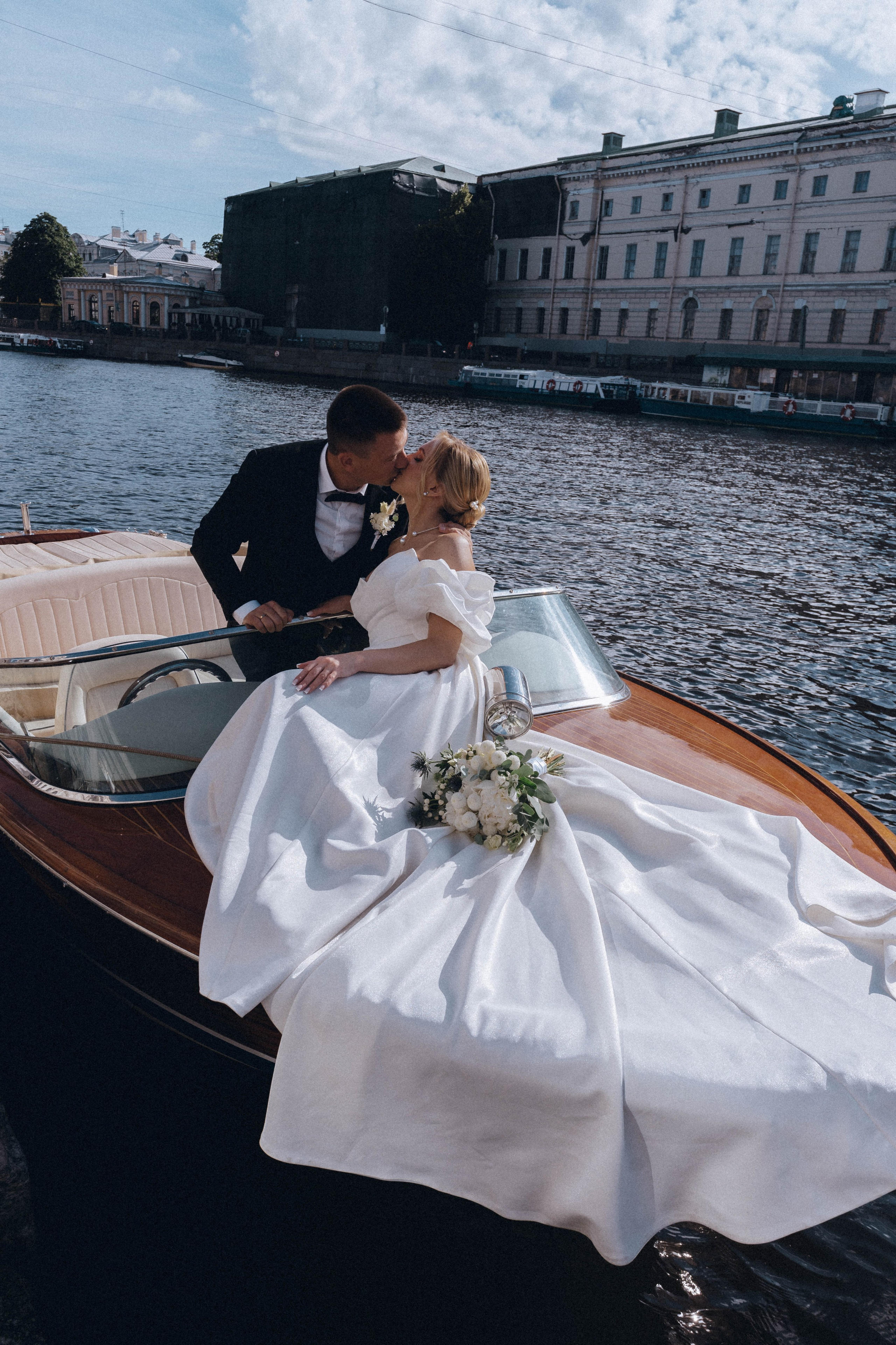 СВАДЕНБНАЯ СЬЕМКА НА КАТЕРЕ ПО КАНАЛАМ САНКТ-ПЕТЕРБУРГА И В АКВАТОРИИ НЕВЫ. Профессиональный фотограф, Санкт-Петербург — Виктория Богомолова