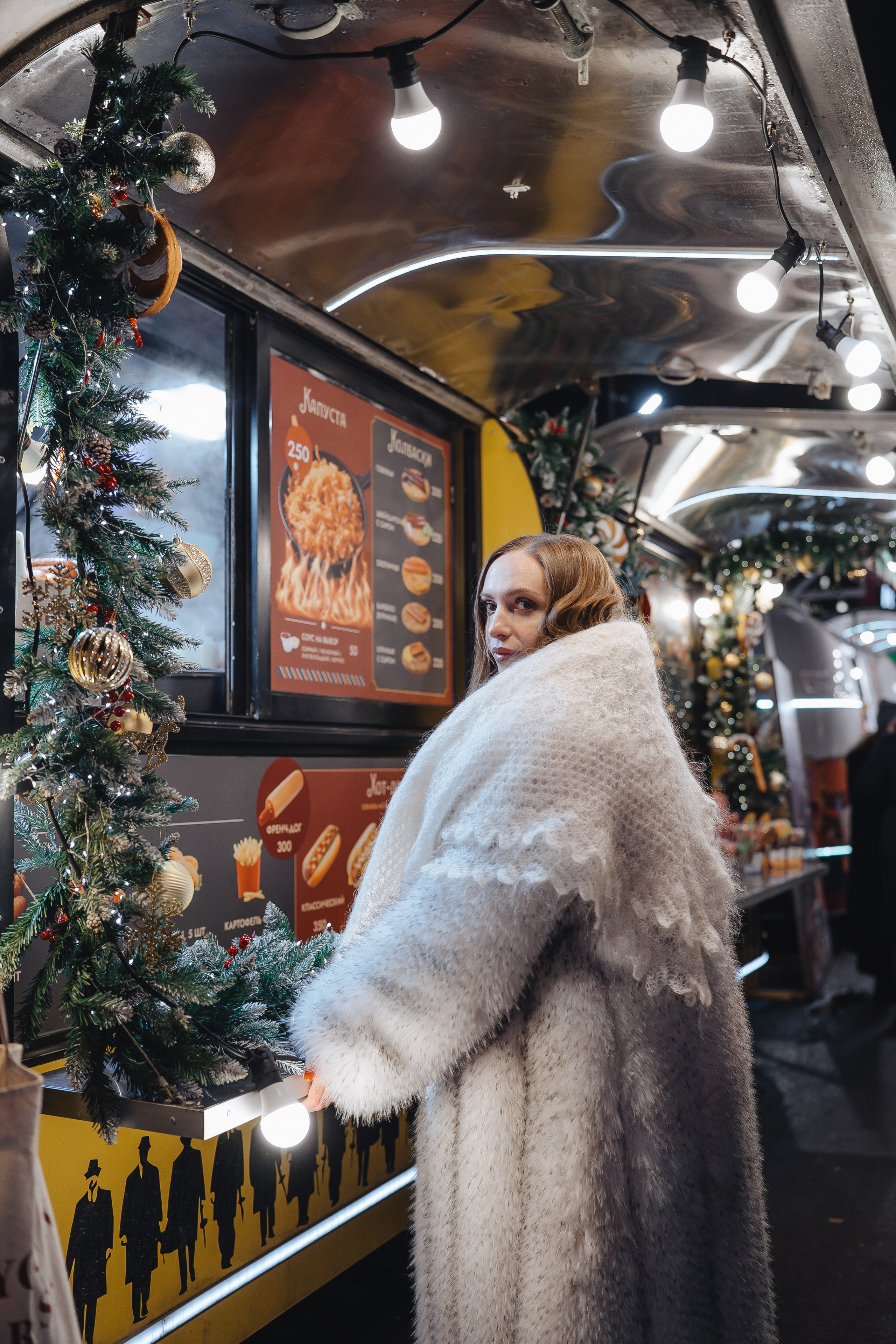 ПРОГУЛКА НА МАНЕЖНОЙ ПЛОЩАДИ ДЛЯ ДЕВУШКИ ПЕРЕД НОВЫМ ГОДОМ (НОВОГОДНЯЯ ФОТОСЕССИИЯ НА МАНЕЖНОЙ ПЛОЩАДИ). Профессиональный фотограф, Санкт-Петербург — Виктория Богомолова