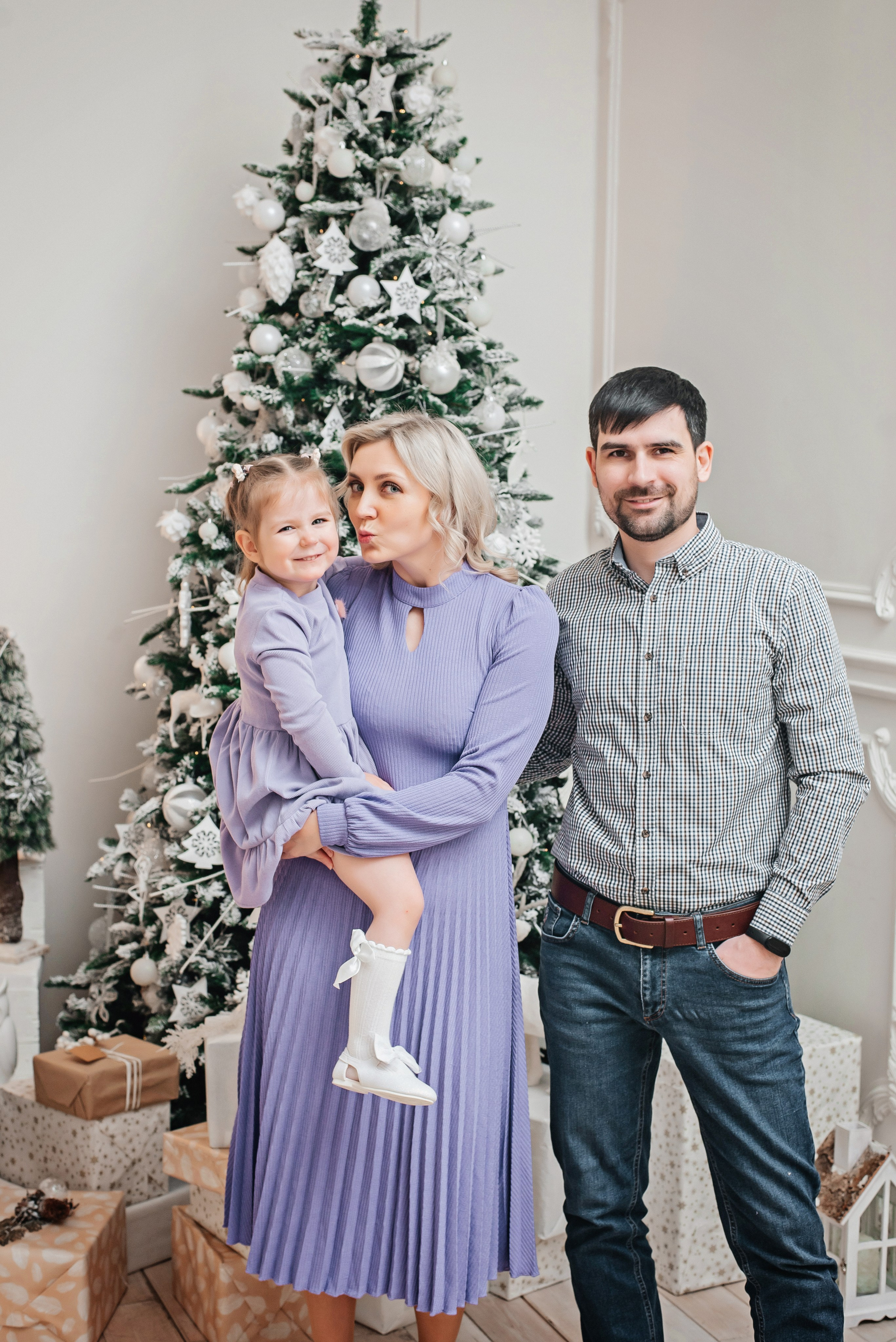 Катюша с семьей в студии. Детский и семейный фотограф выпускной альбом Приморско-Ахтарск