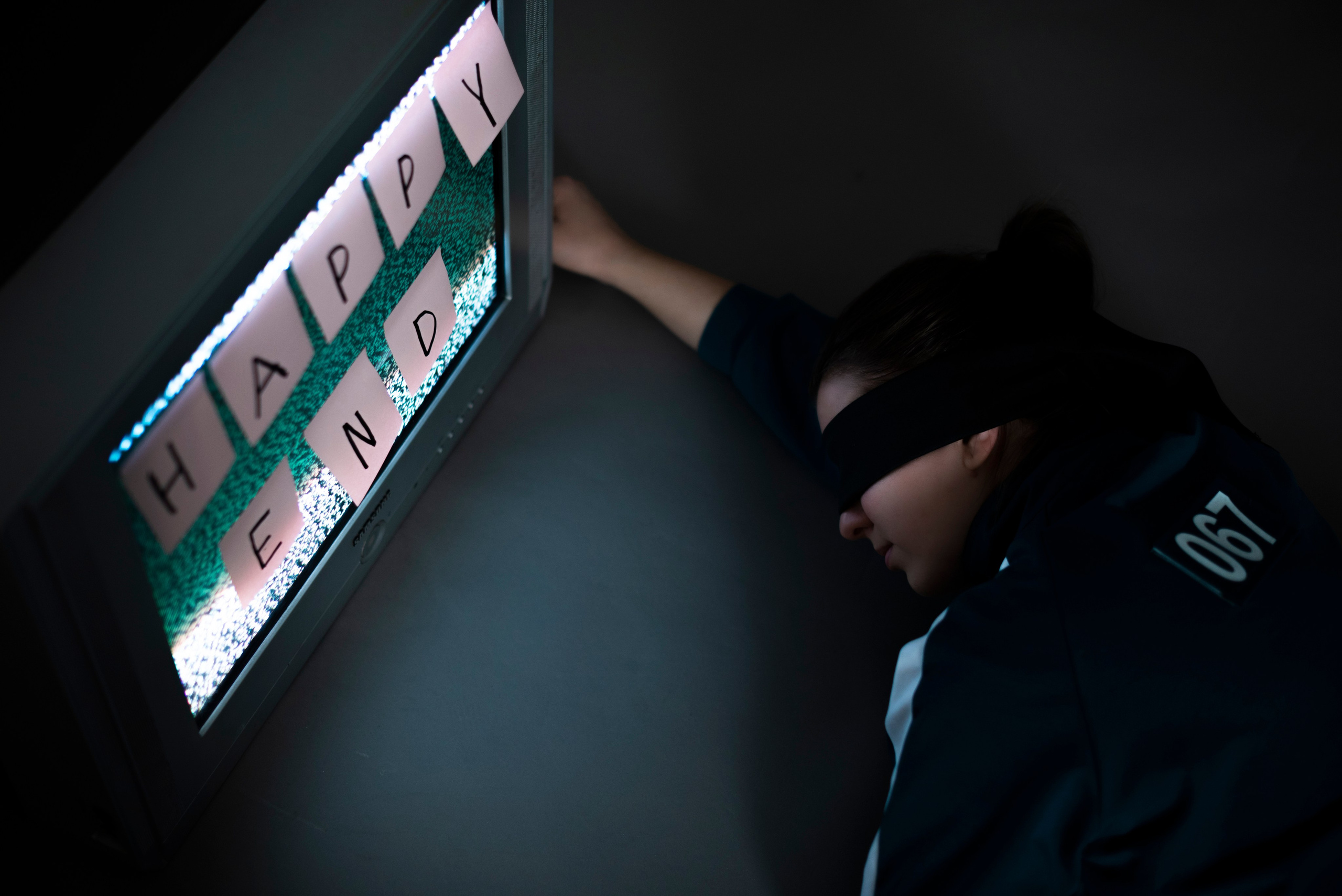 Фотопроект самоизоляция, сомнамбула, сновидческие видения, философия, одиночество, арт-фотография. девушка смотрит тв-помехи happy and