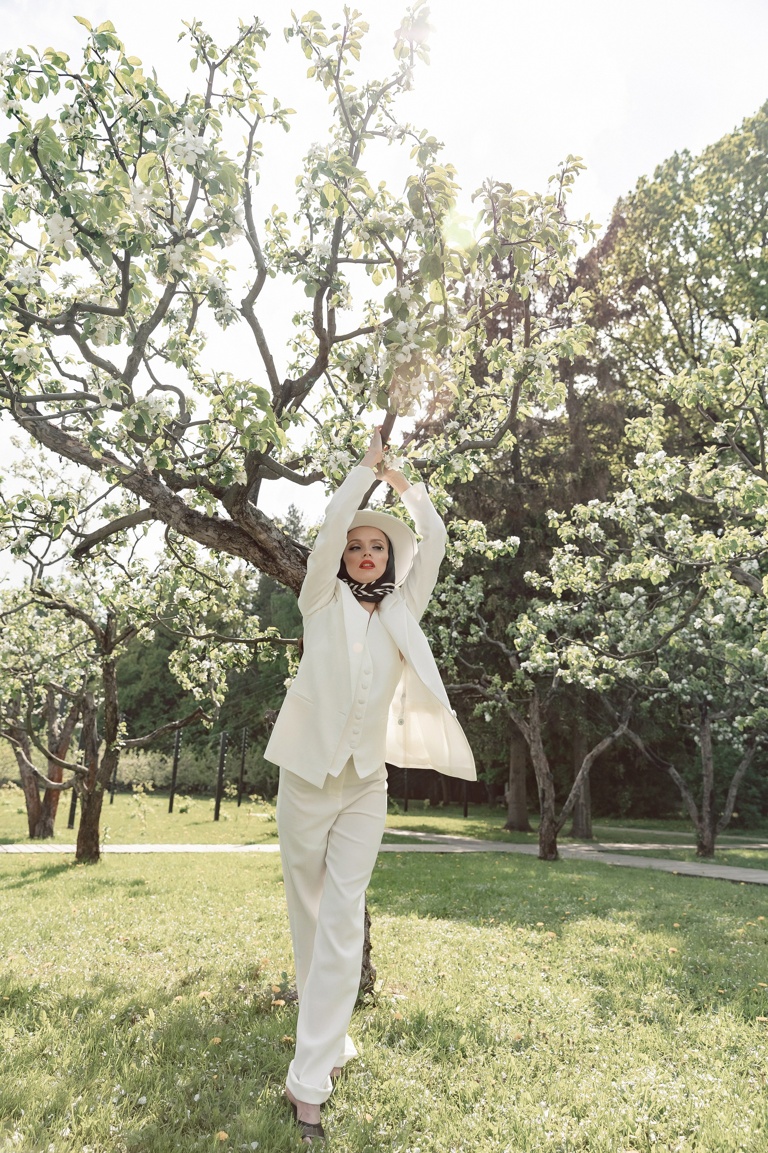 Портретная фотосессия Даши среди яблонь. Свадебный фотограф Москва