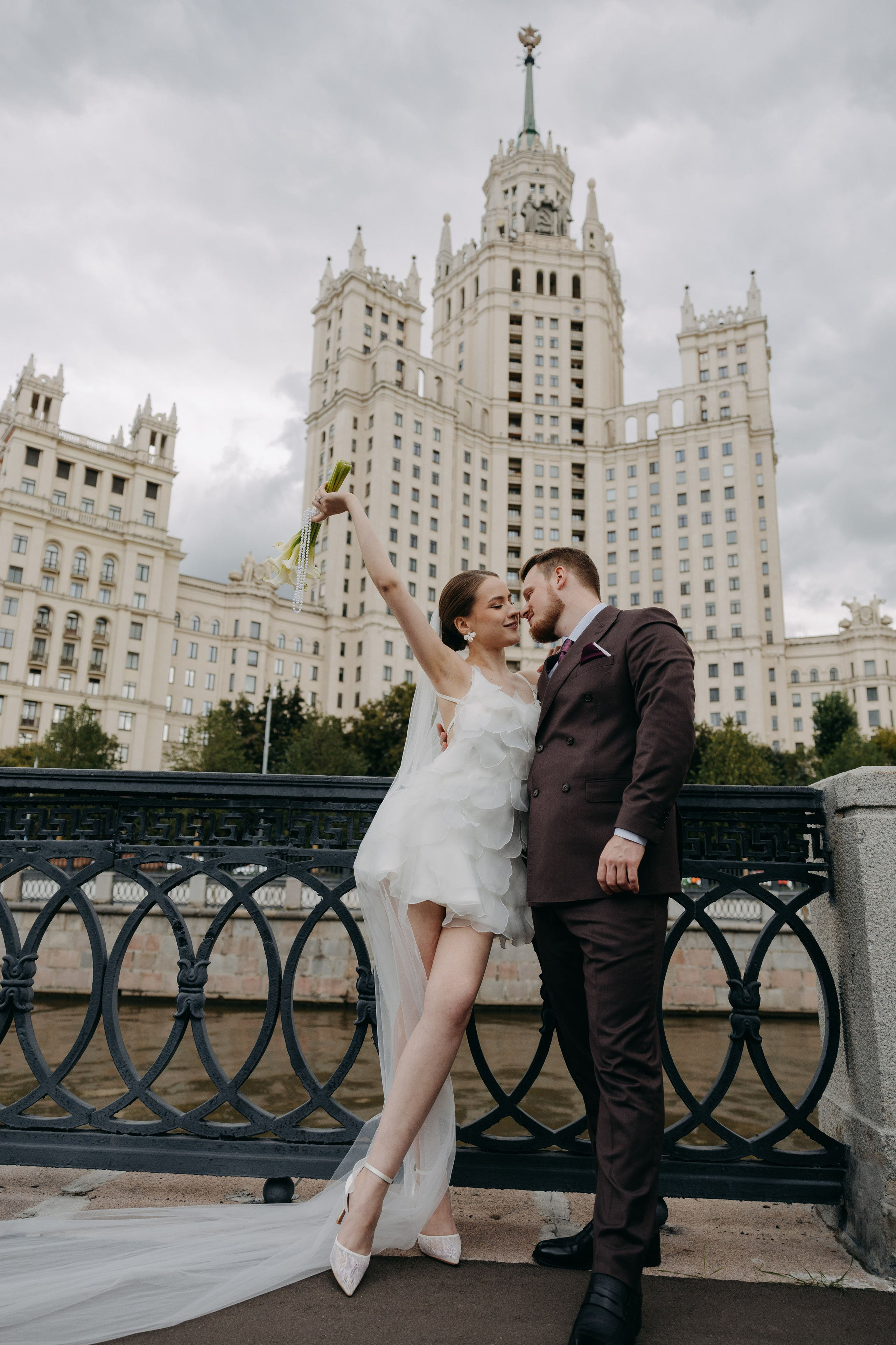 Ирина и Алексей | прогулка Котельническая наб. Свадебный фотограф Москва Анастасия Храмова