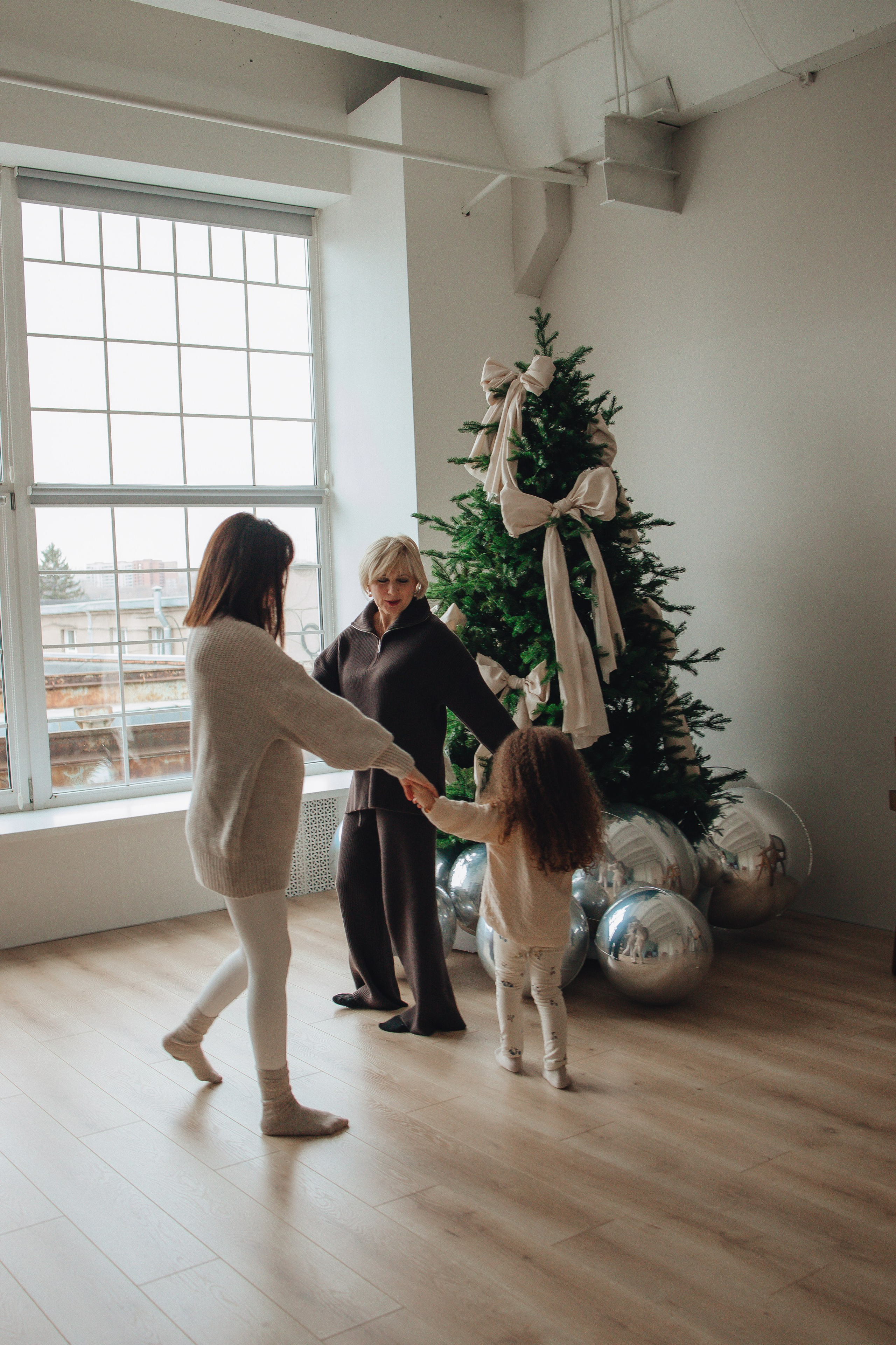 В ожидании сестренки перед Новым годом. Фотограф Новосибирск