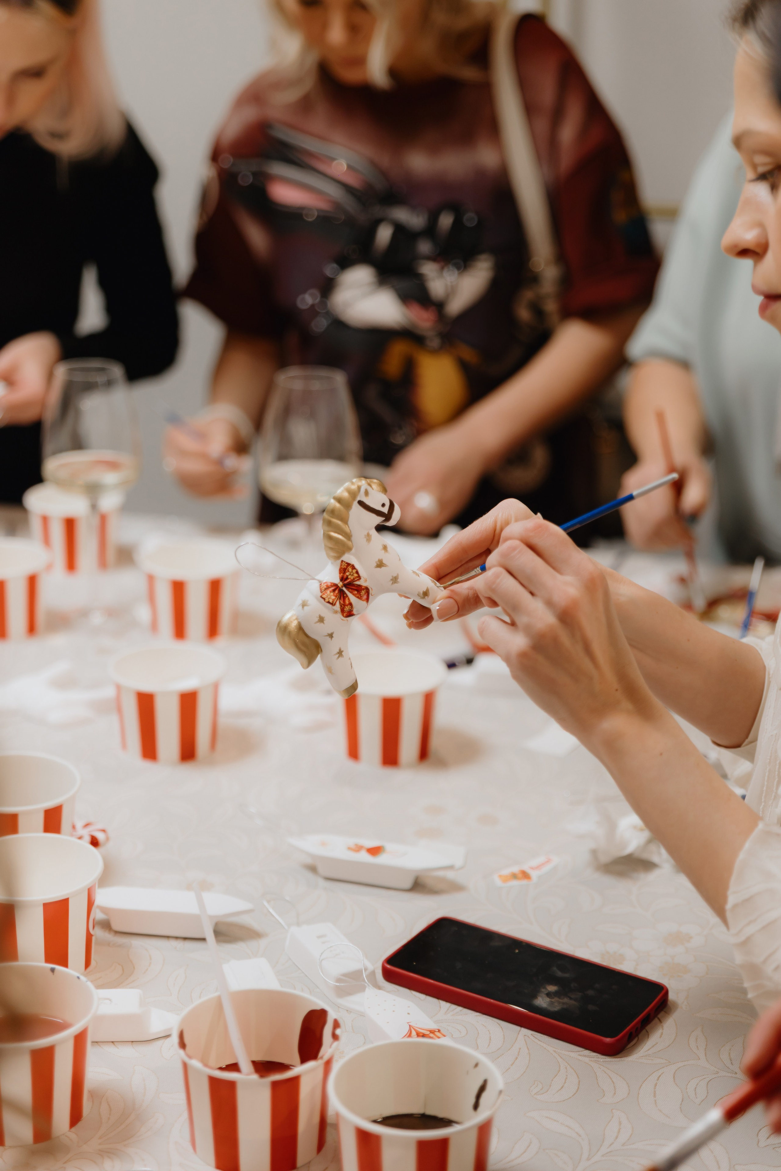 Предновогодний «Кофе-рейв» в L. DECO 17 декабря 2025 года. L. Deco интерьерный салон. Краски/обои/лепной декор