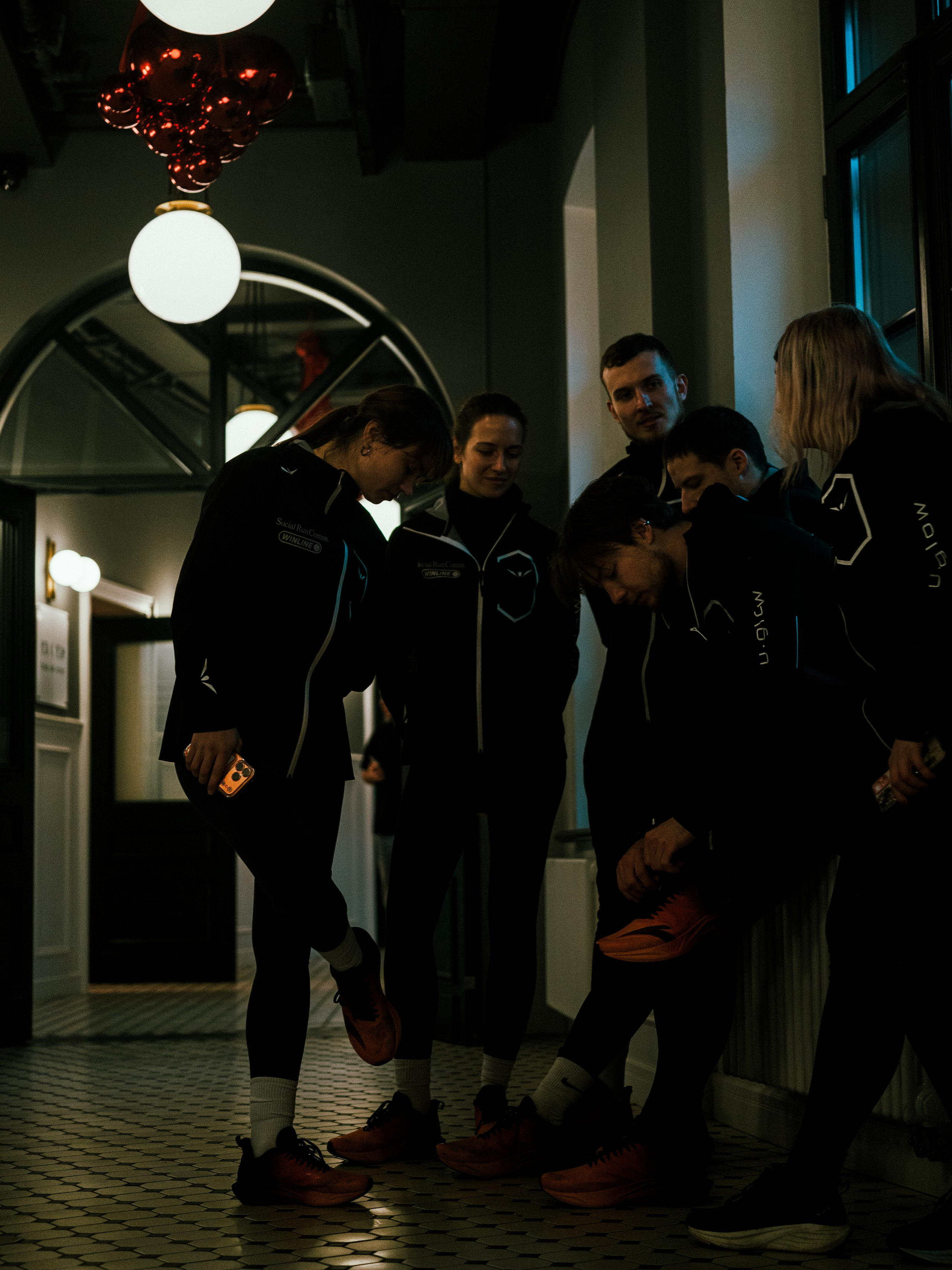 Social Run Community x Anta. Зимняя городская новогодняя фотосессия спортивной одежды от бегового клуба social run community. Портретный и репортажный фотограф в Санкт-Петербурге Смоляков Максим