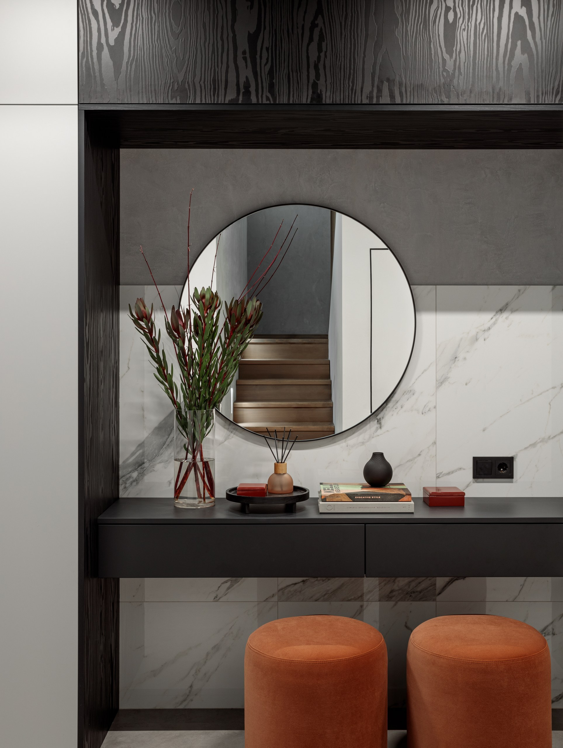 Студия HomeBox: Таунхаус с кухней с черными фасадами. Интерьерный фотограф Дима Птицын и стилист Дарья Копылова