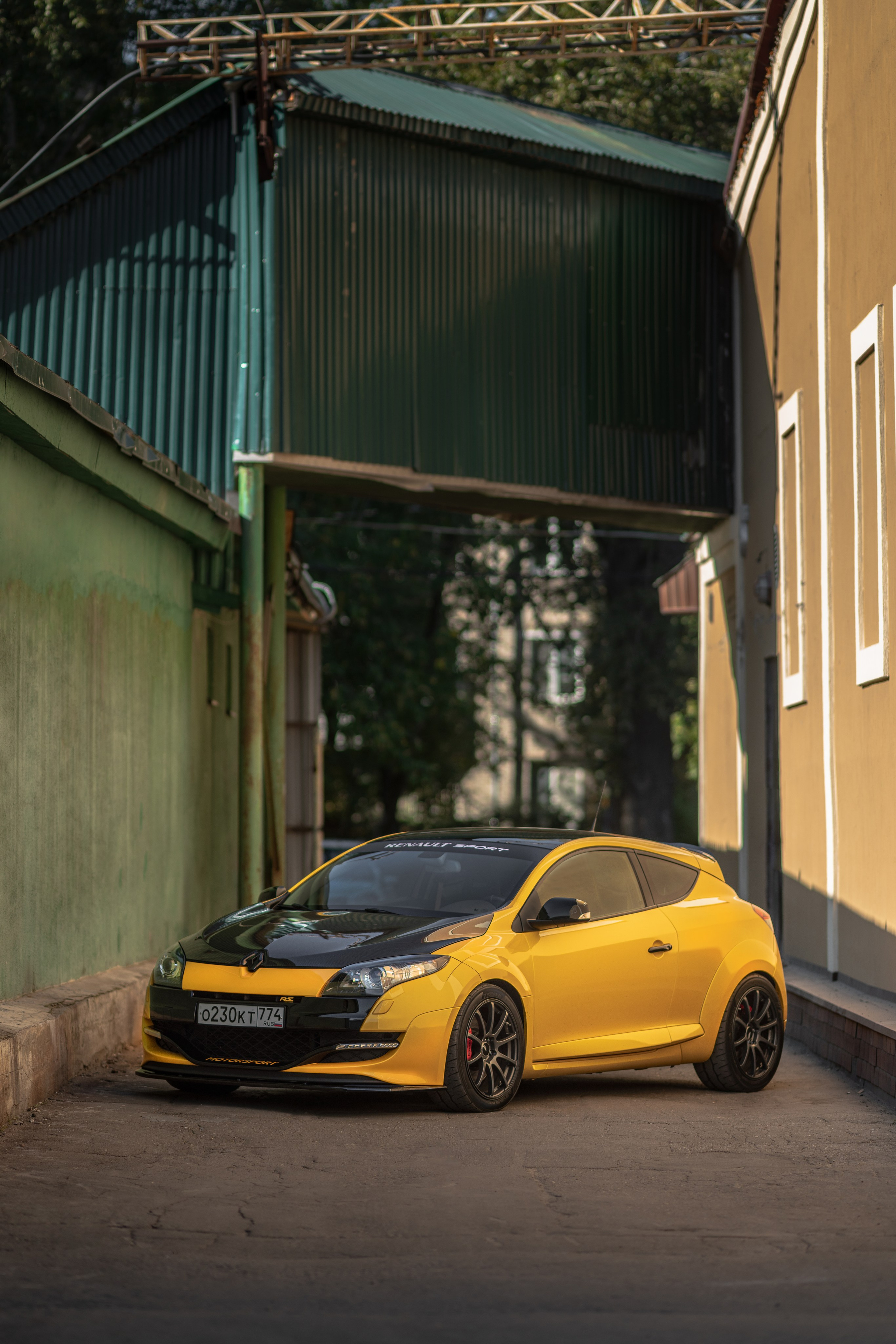 Спортивный хэтчбэк ездит по улицам Москвы. Жуков Илья  свадебный фотограф в Москве