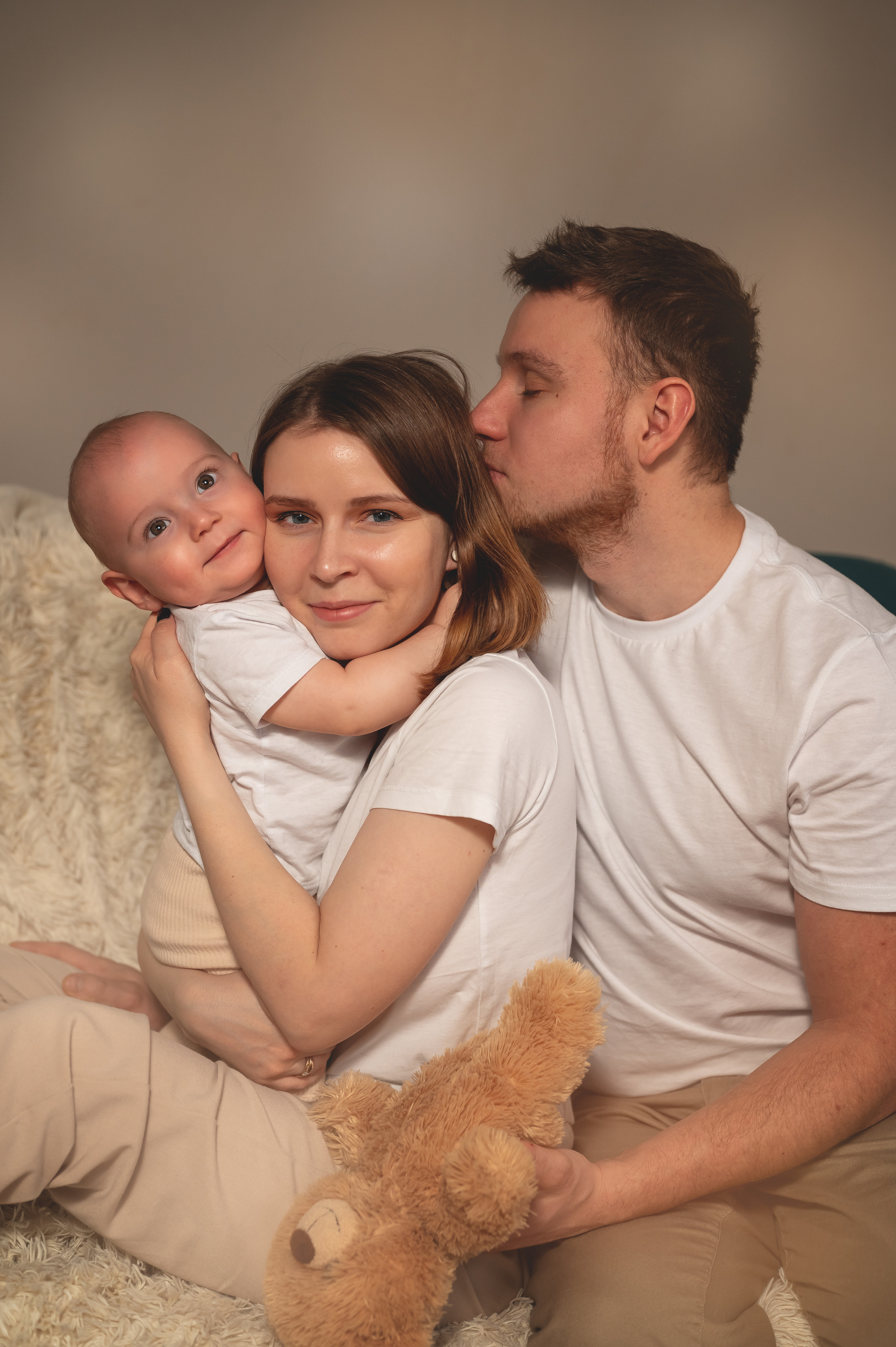 Родители с новорожденным малышом. Фотограф новорождённых, семейный, школьный в городе Калуге Евгения