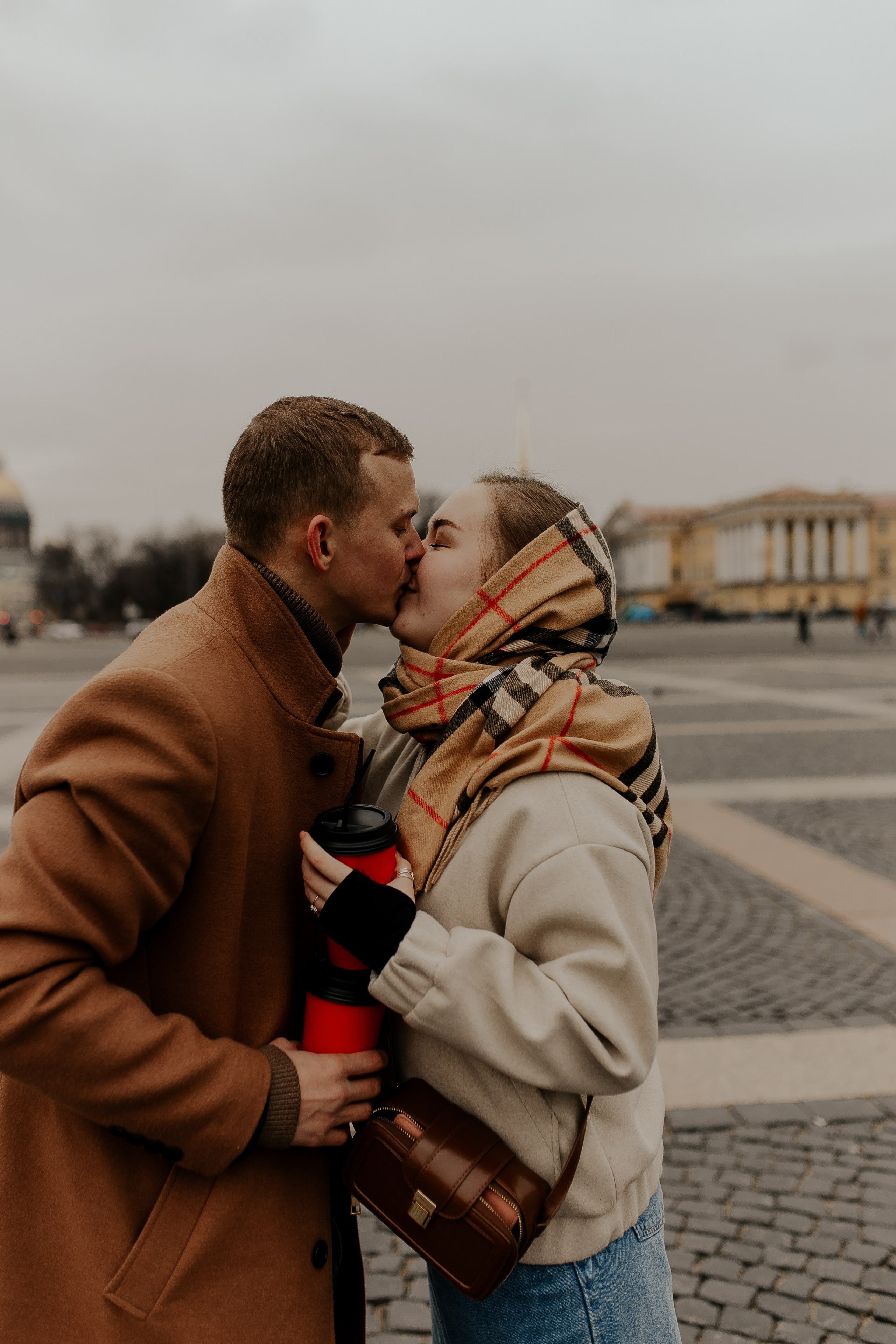 Пара гуляет по Петербургу. Фотограф в Санкт-Петербурге Лиза Семченкова