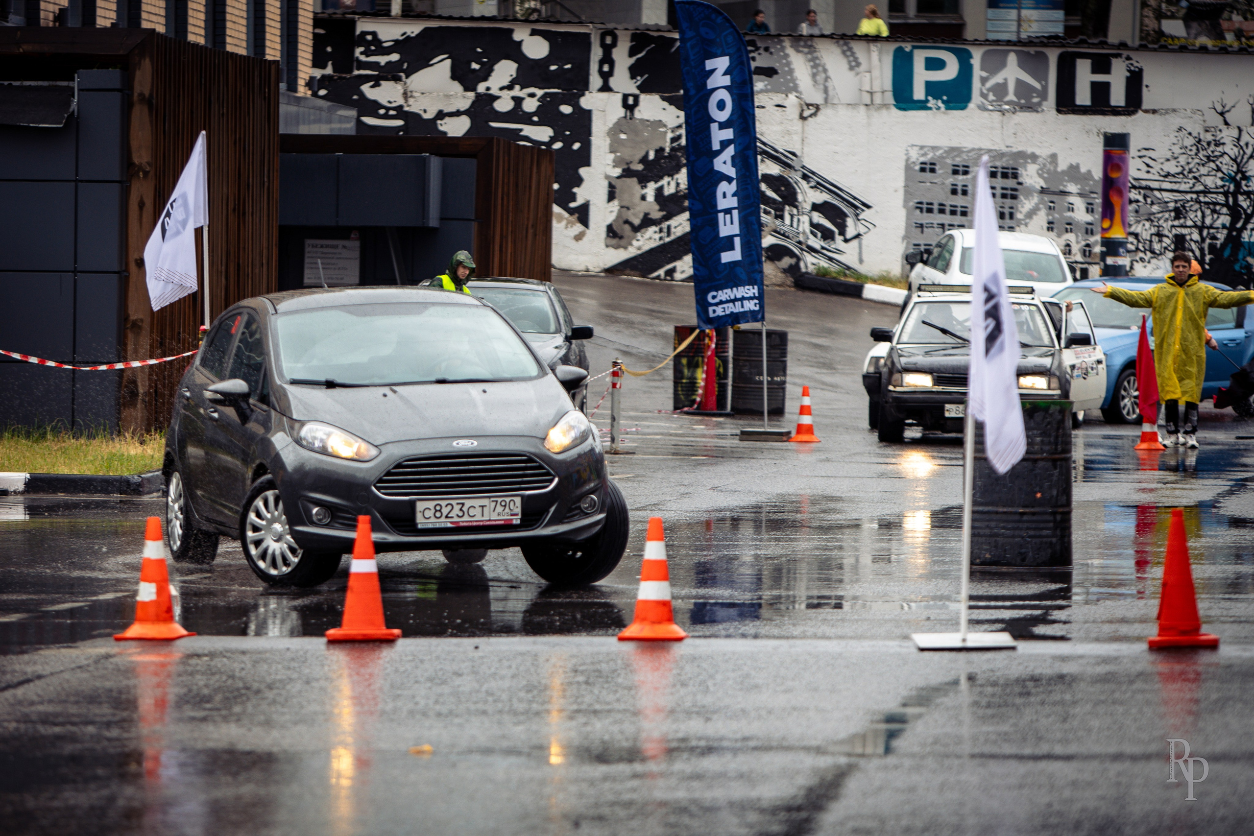 SHOWDOWN. Rusty Photographer