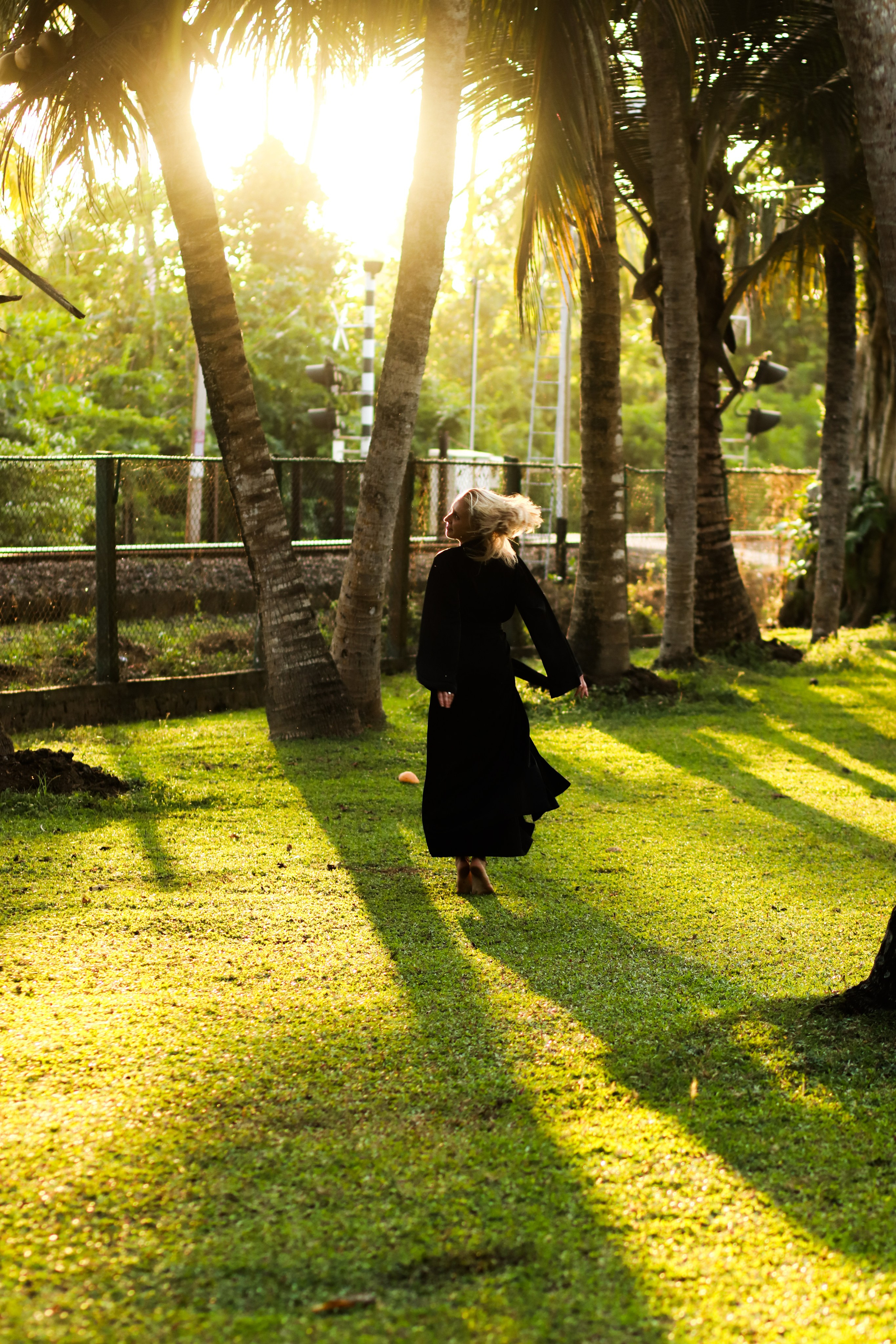 Фотосессия на Шри-Ланке: девушка в зеленом купальнике у бассейна виллы и с серфом на South Beach. Фотограф на Шри-Ланке