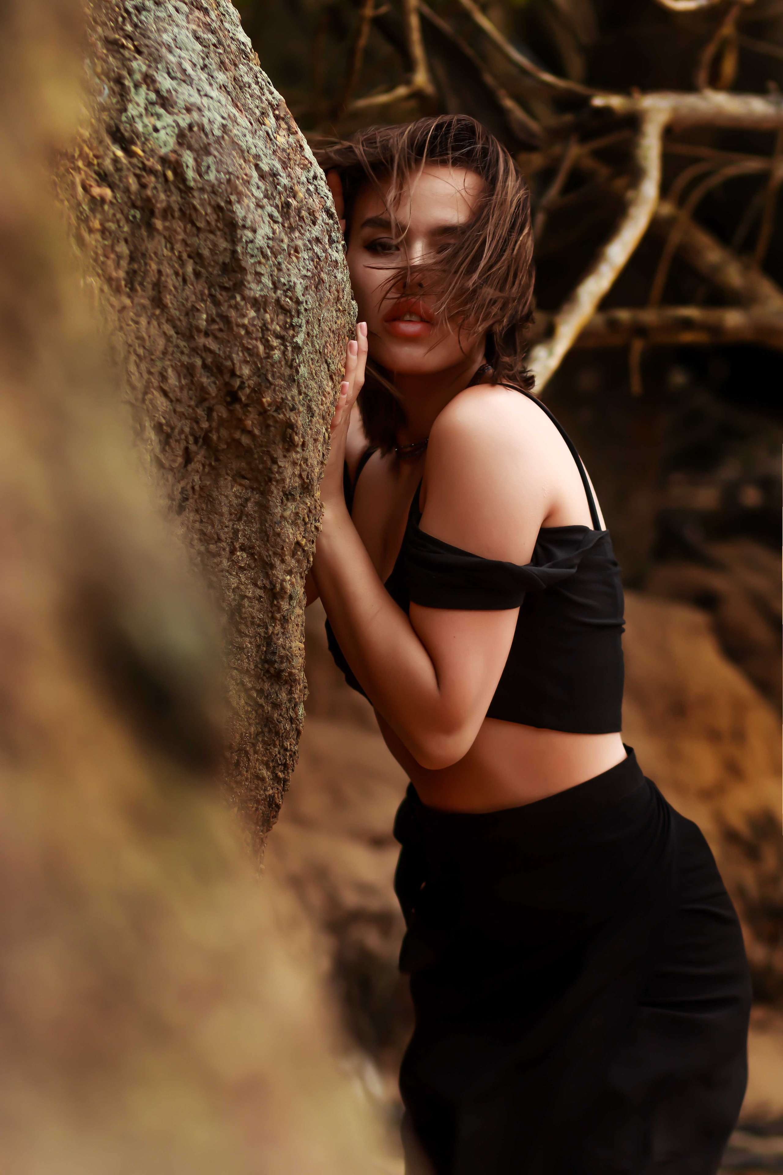 Авторская съемка среди вулканических камней Хиккадувы: воздушные туники бренда Nakota Tuwa в движении, контраст нежных тканей и дикой природ. Фотограф на Шри-Ланке