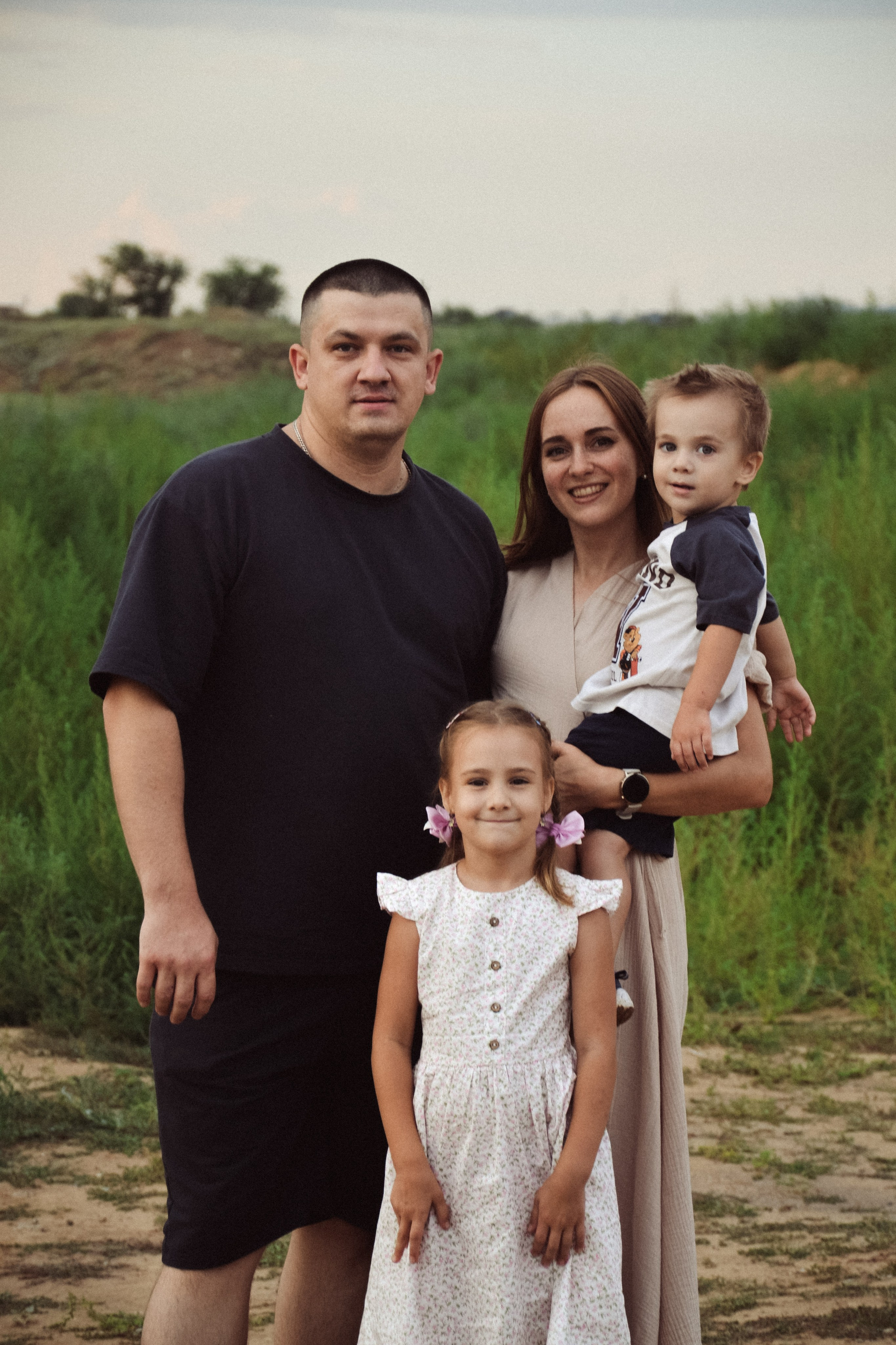 Непринуждённые кадры счастливой семьи с двумя детьми на природе