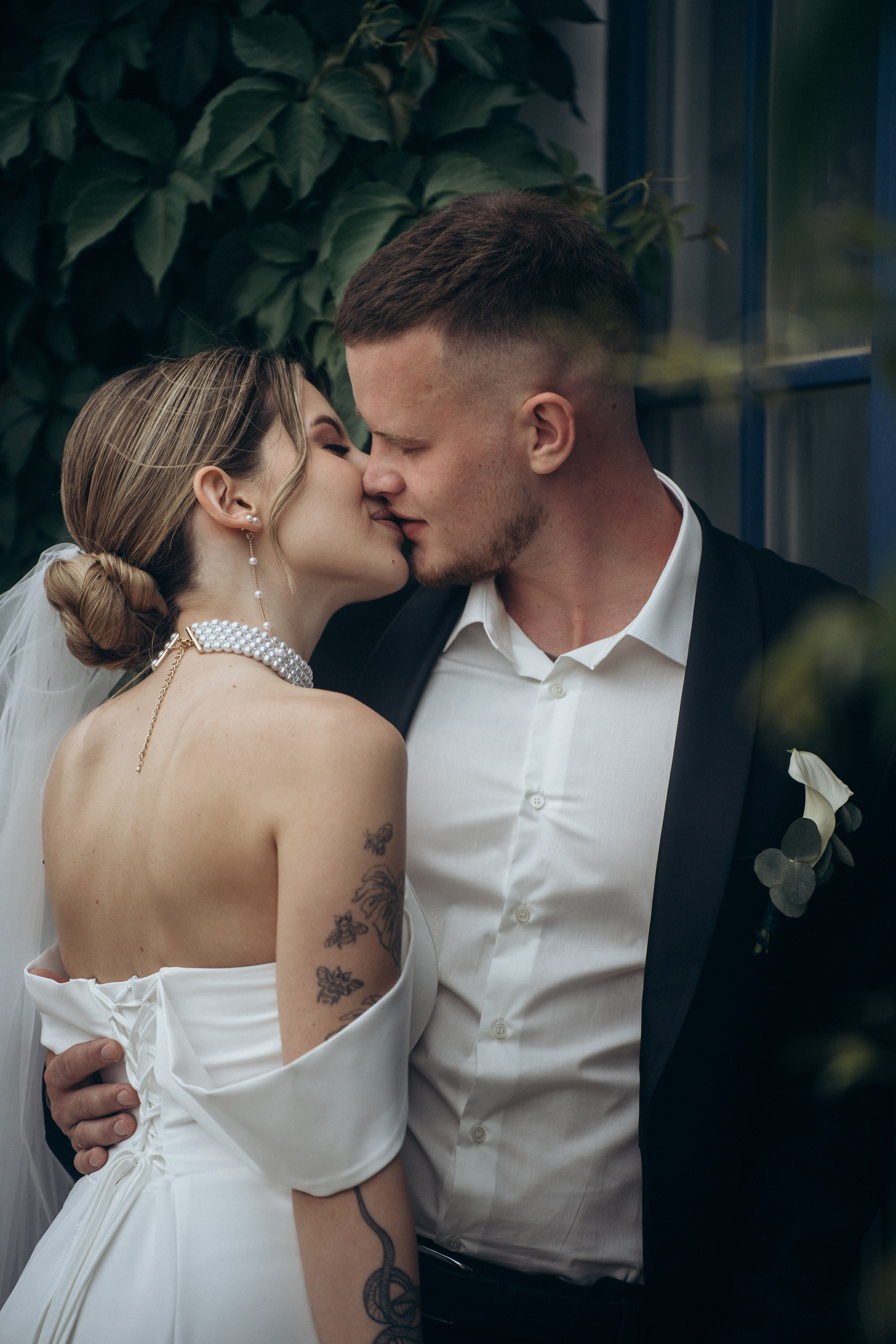 Искренние эмоции молодоженов во время свадебной съемки в Темрюке