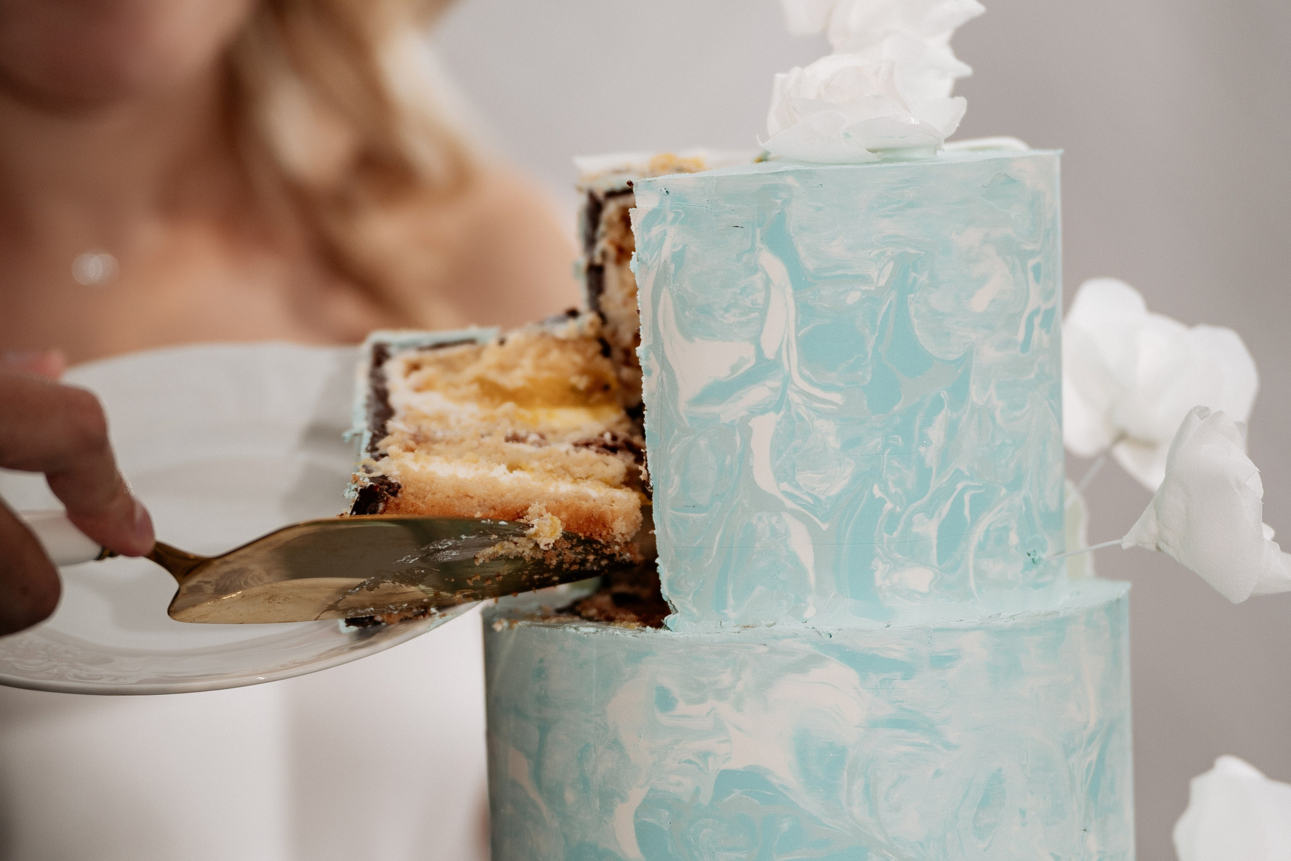 Разрезание торта, фотограф Геленджик запечатлел свадебный момент на берегу Черного моря. 