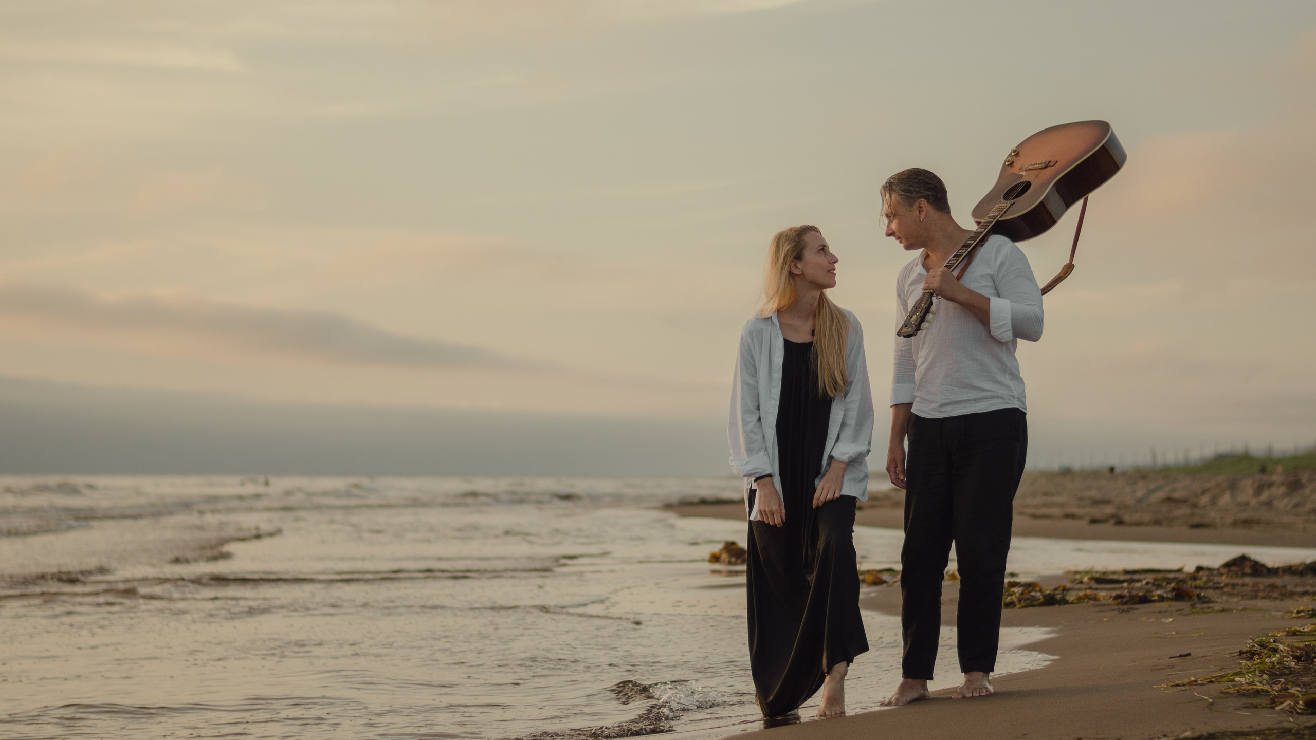 Пара с гитарой на берегу моря фотосессия