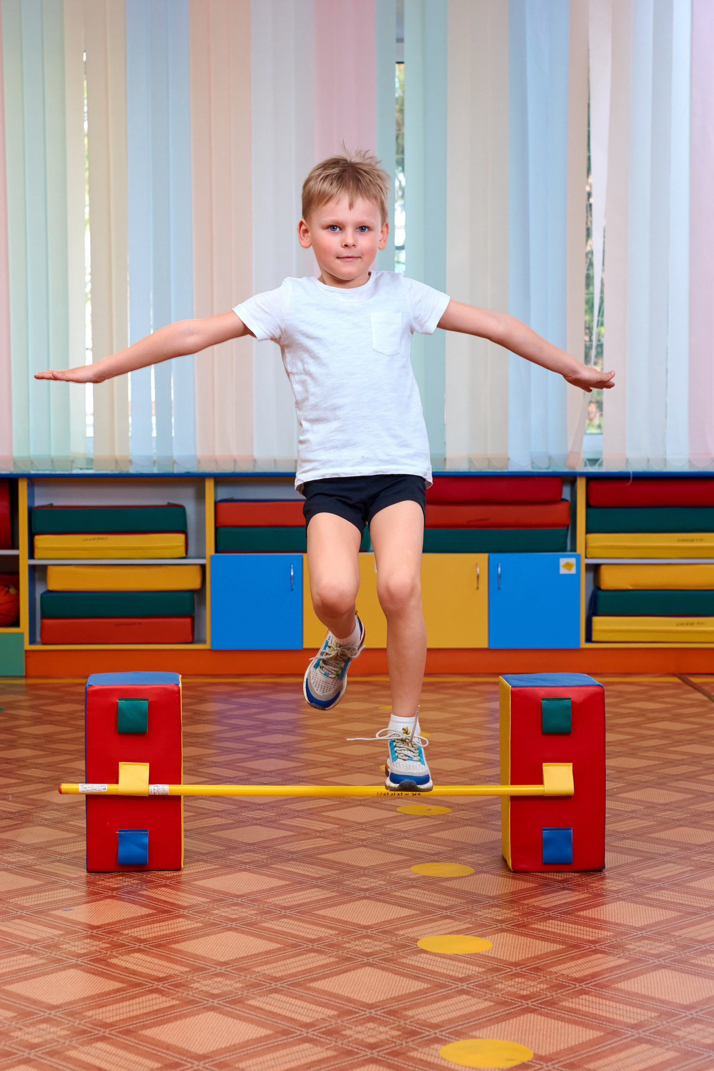 Занятие в спортзале. Childrenfoto.ru