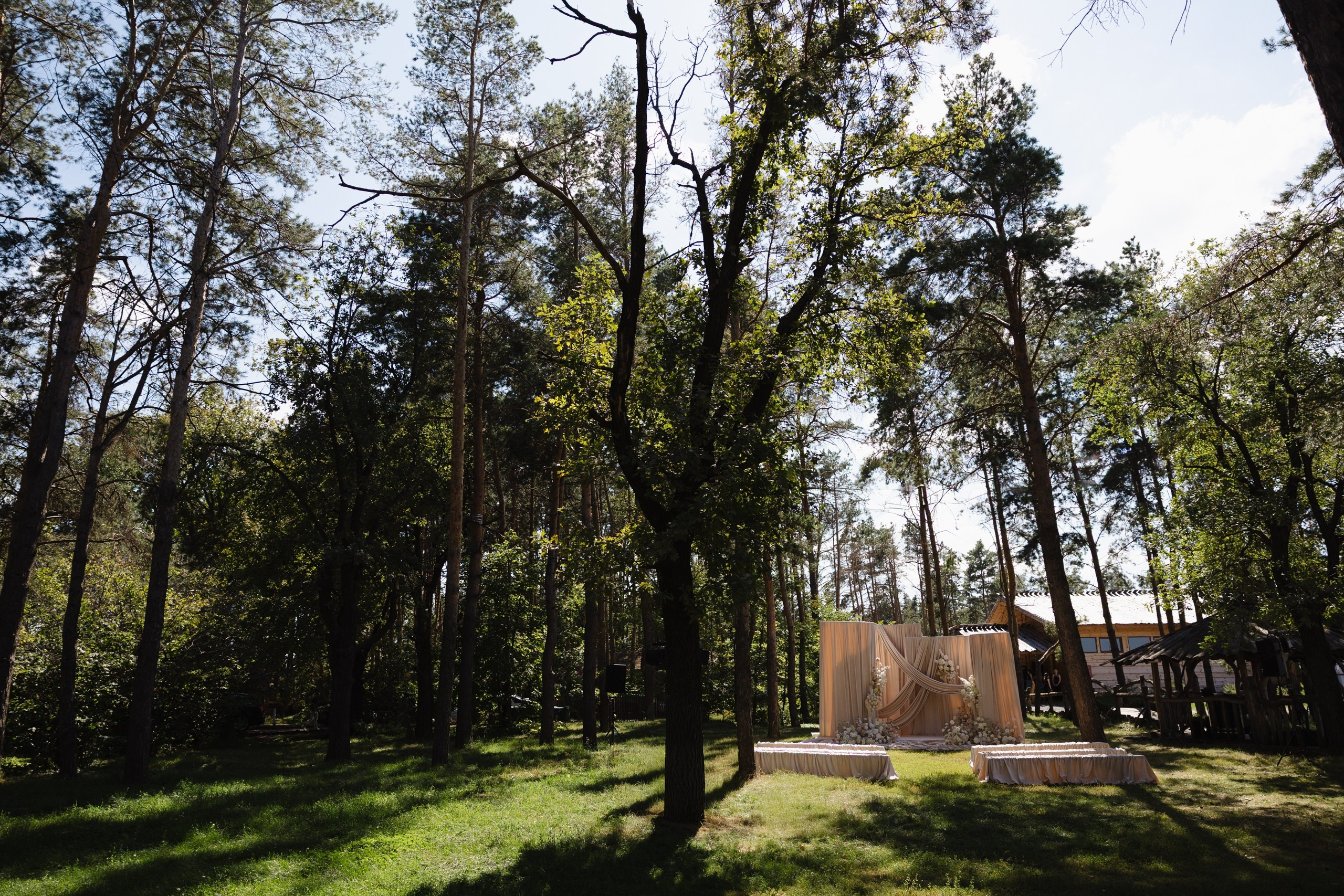 Здравствуйте! Я свадебный фотограф из Ульяновска, работаю в том числе по всей России и с выездом за границу. Снимаю свадьбы, lovestory, корпоративы, светский репортаж. Провожу обучение по фотографии, мастер-классы и воркшопы для других фотографов.