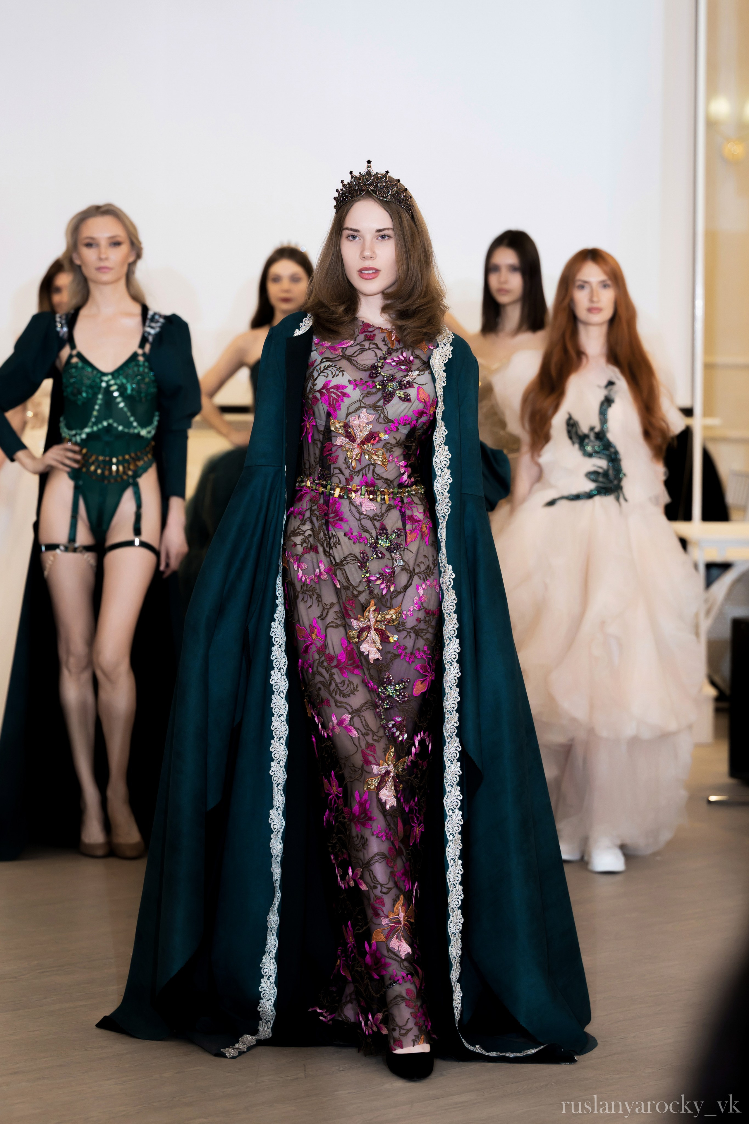 Модный показ. Репортажный фотограф