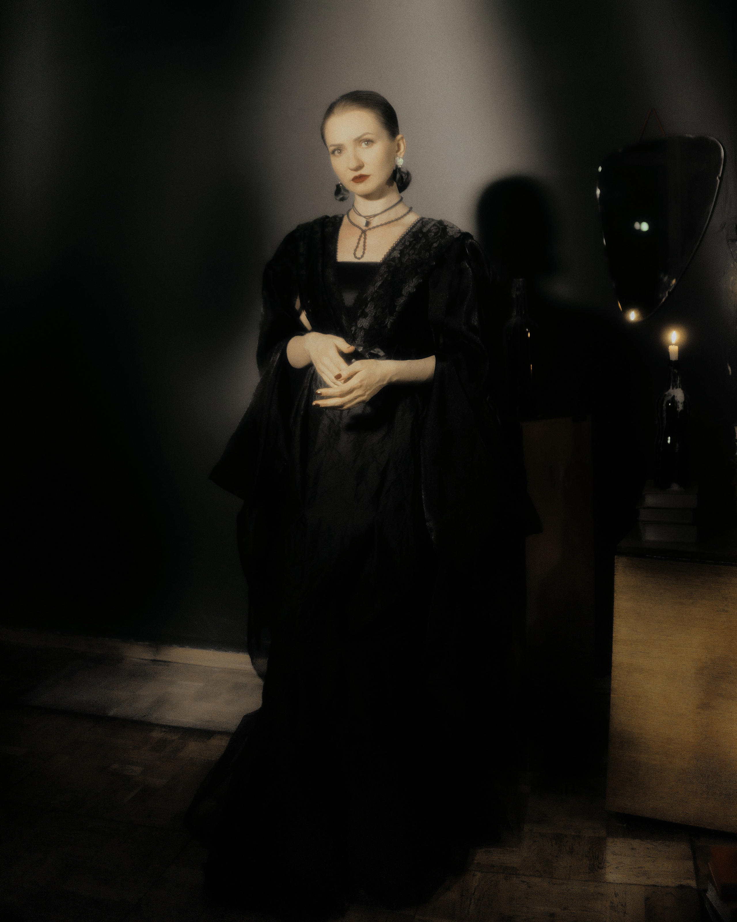 студийная фотосессия, полный рост: чёрное платье, тёмный фон, нуарный женский портрет, фотограф Москва