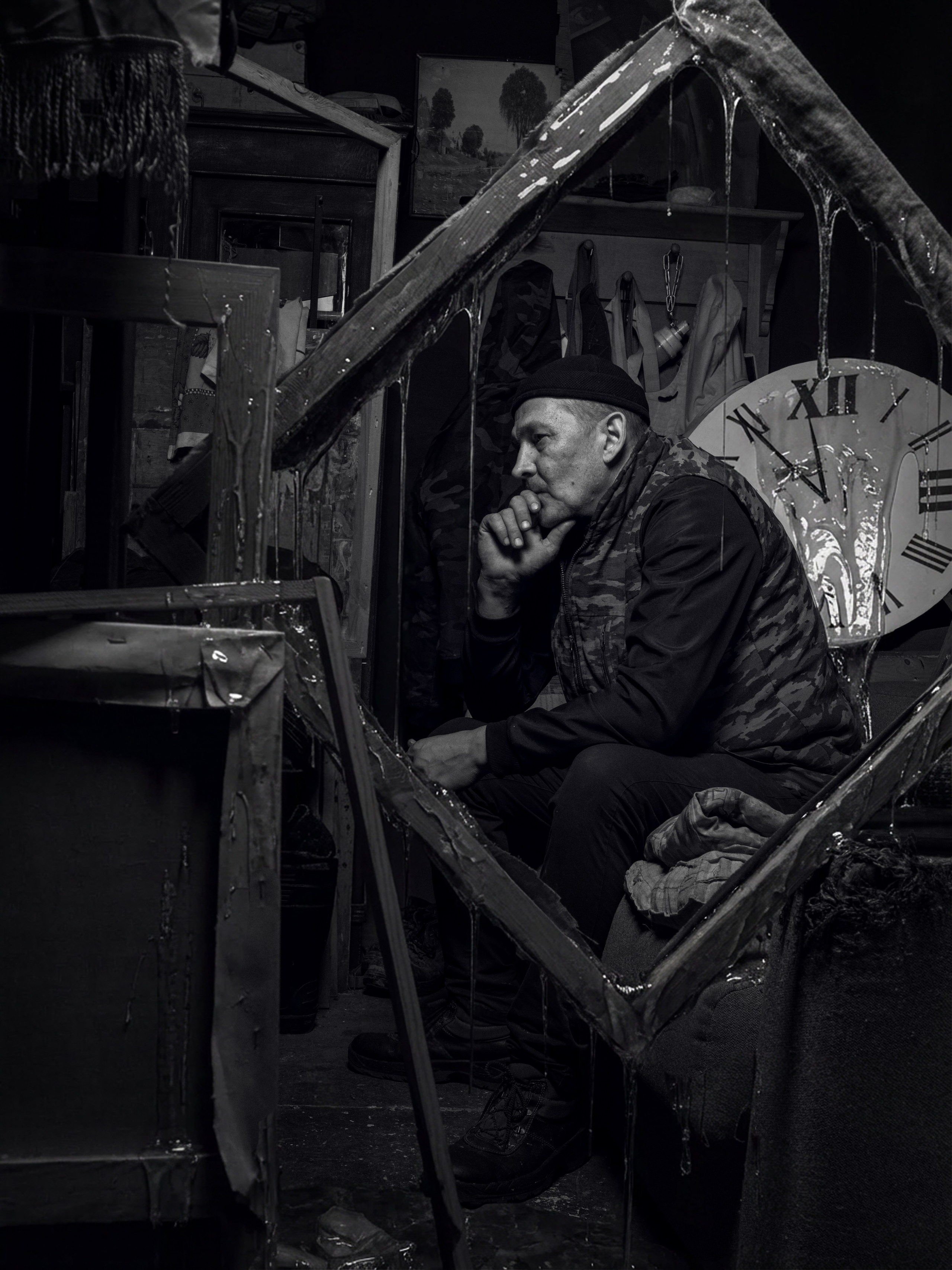 Все говорят — время уходит, как вода сквозь пальцы. Но это ложь. Вода хотя бы оставляет прохладу на коже, когда высыхает. Время же никуда не уходит. Оно остается.