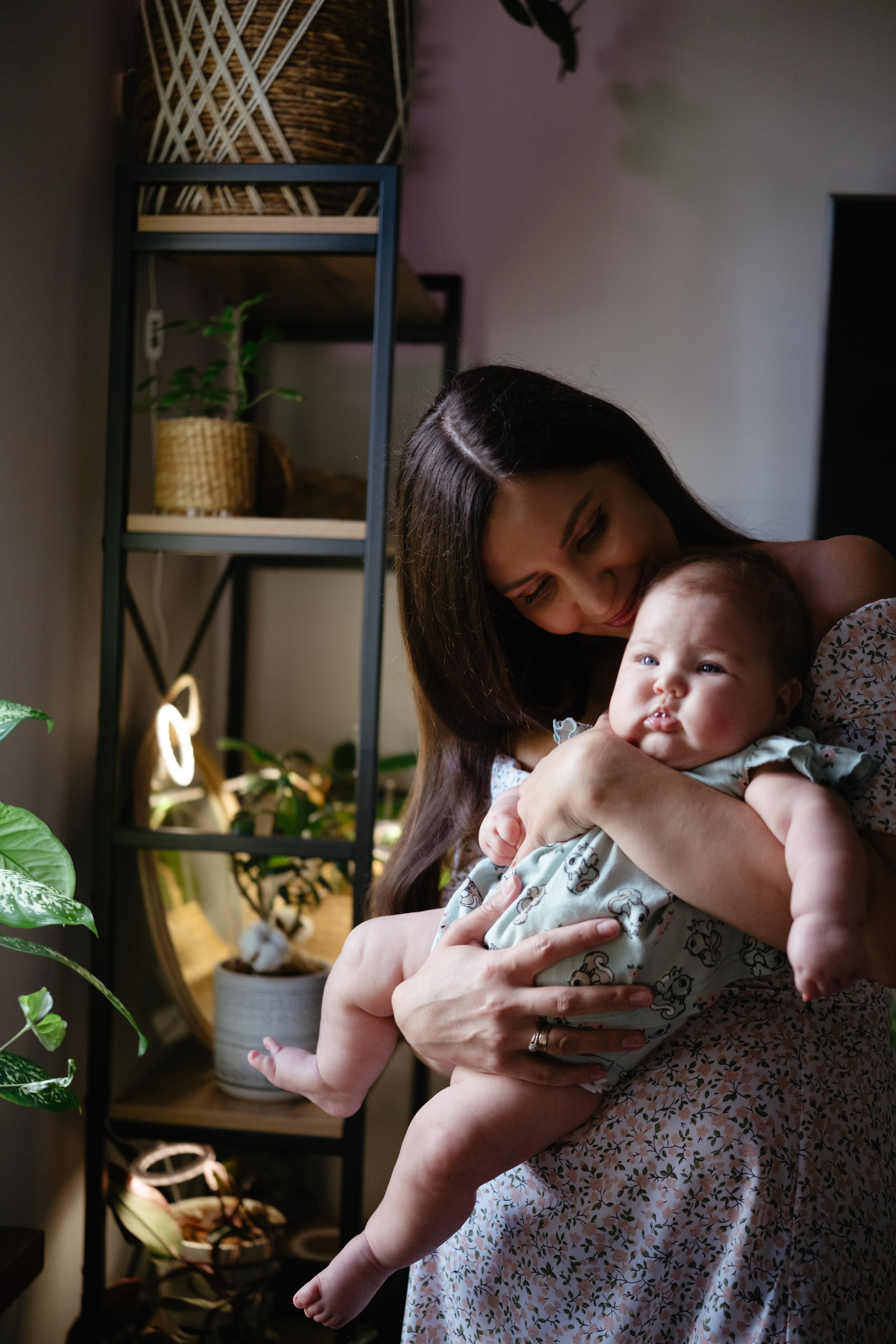 Алиса дома с мамой, братом и котом. Семейный детский ньюборн фотограф в Москве Марта Петрова