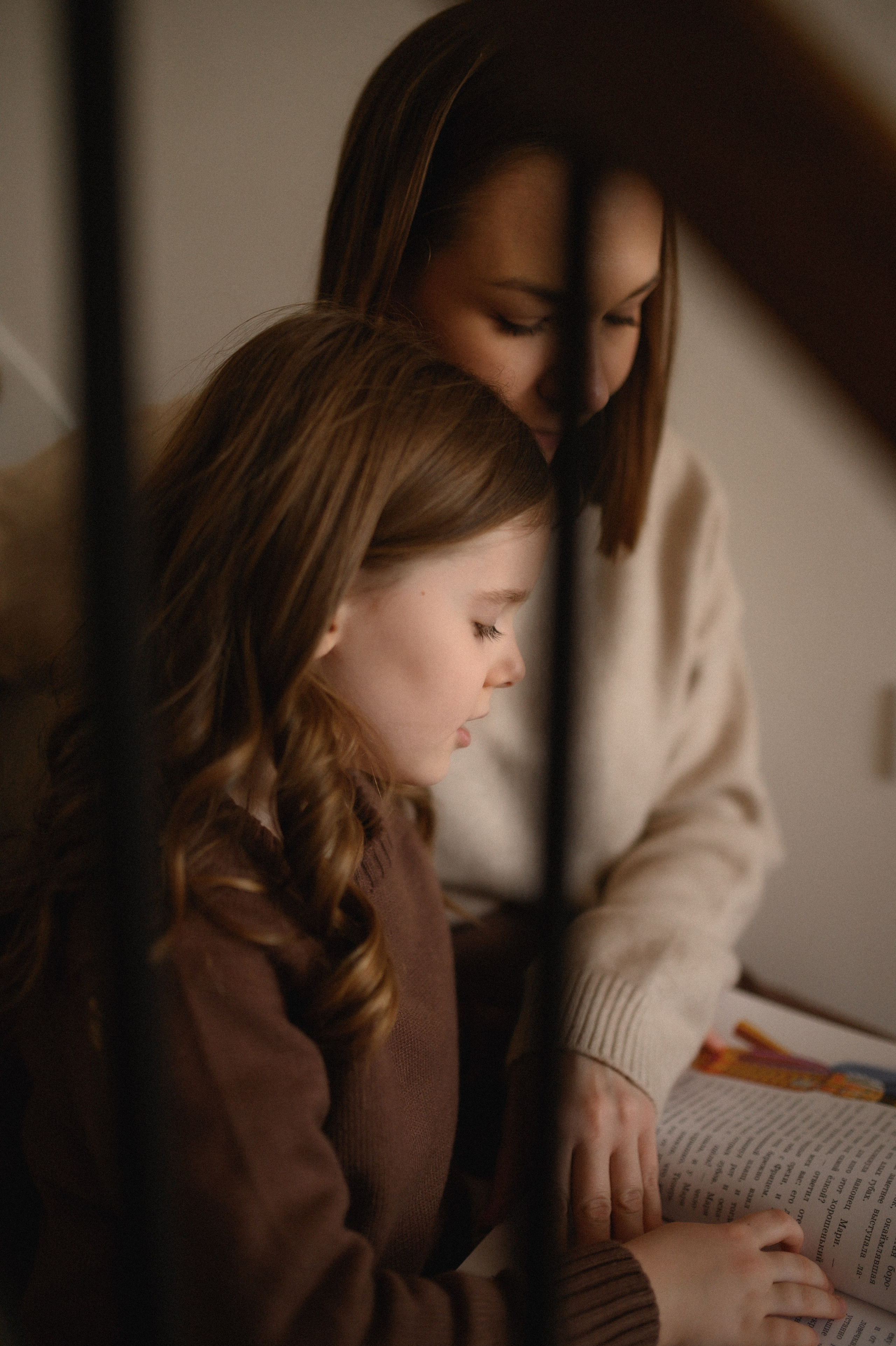 Валентин, Ирина, Евсей, Кира и Агата дома. Семейный и свадебный lifestyle-фотограф в Москве Мария Петрова