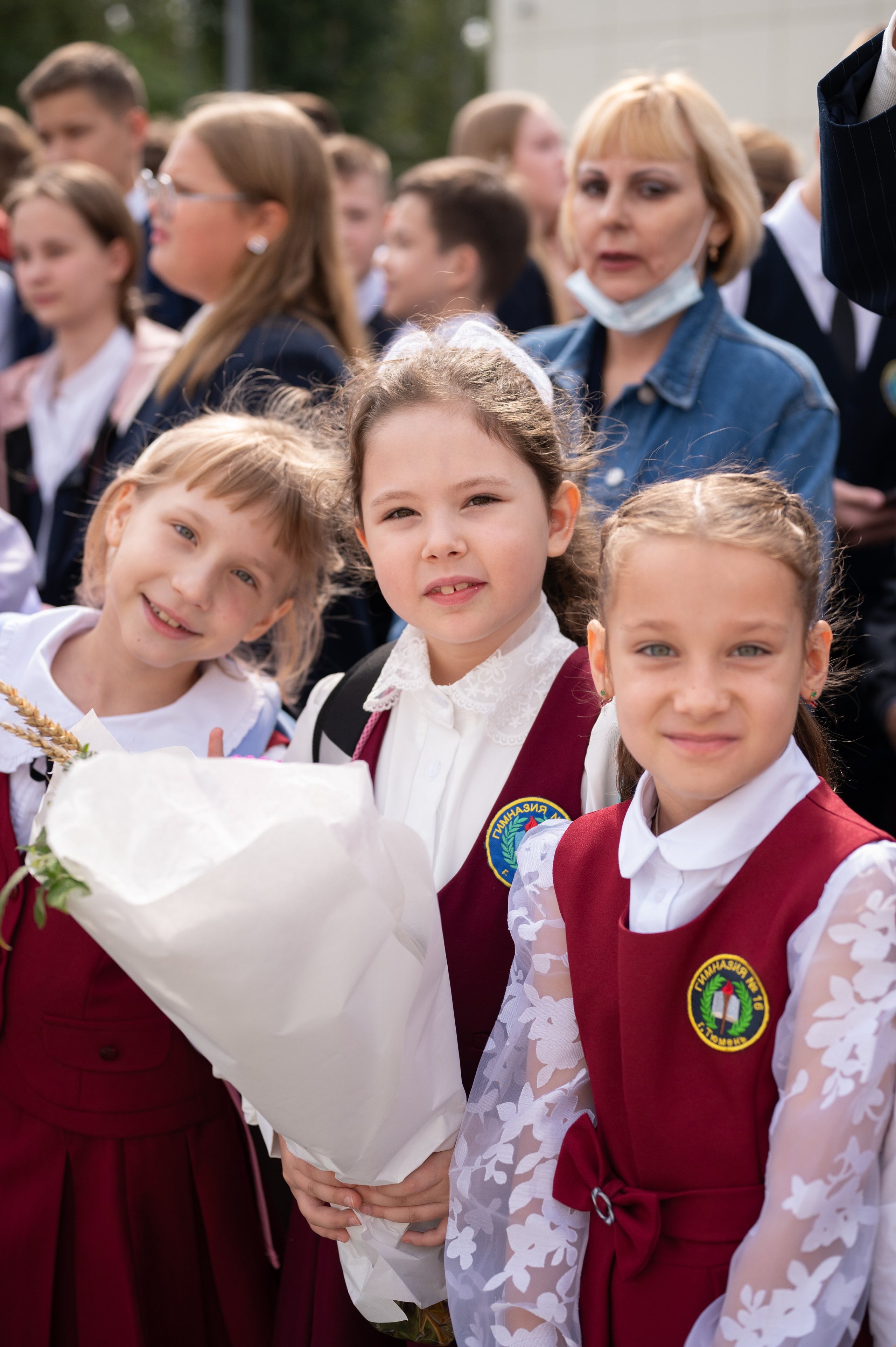 1 сентября 16 гимназия 2 класс (линейка + в классе+ на улице). Фотограф новорожденных, семейный детский в Тюмени Татьяна Морозова