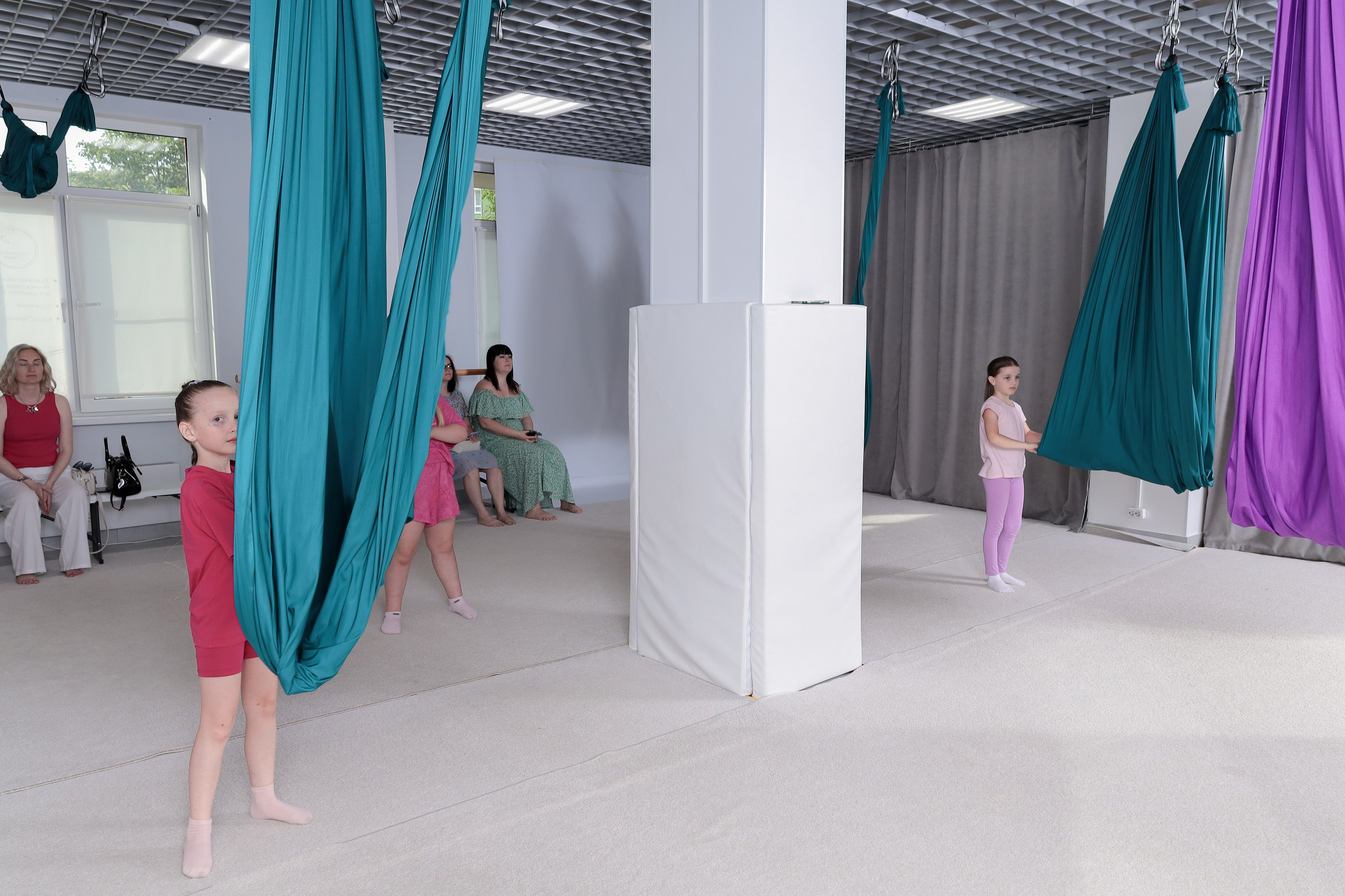 Детская аэройога. Фотограф Надршина Лилия