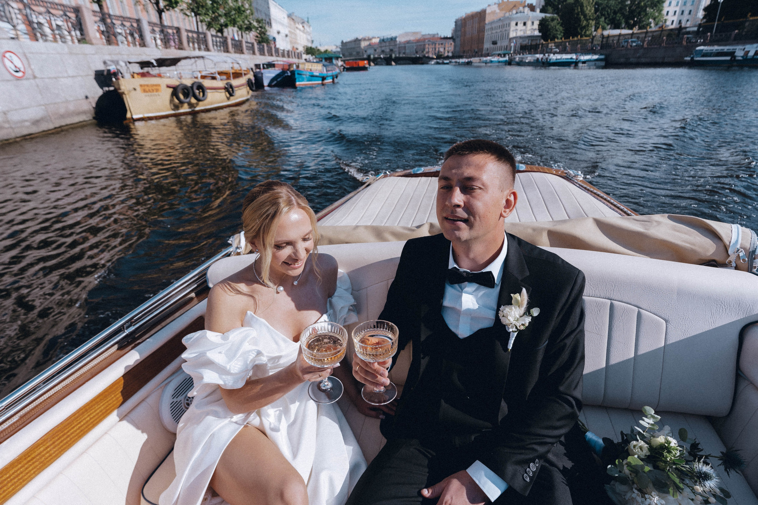 СВАДЕНБНАЯ СЬЕМКА НА КАТЕРЕ ПО КАНАЛАМ САНКТ-ПЕТЕРБУРГА И В АКВАТОРИИ НЕВЫ. Профессиональный фотограф, Санкт-Петербург — Виктория Богомолова