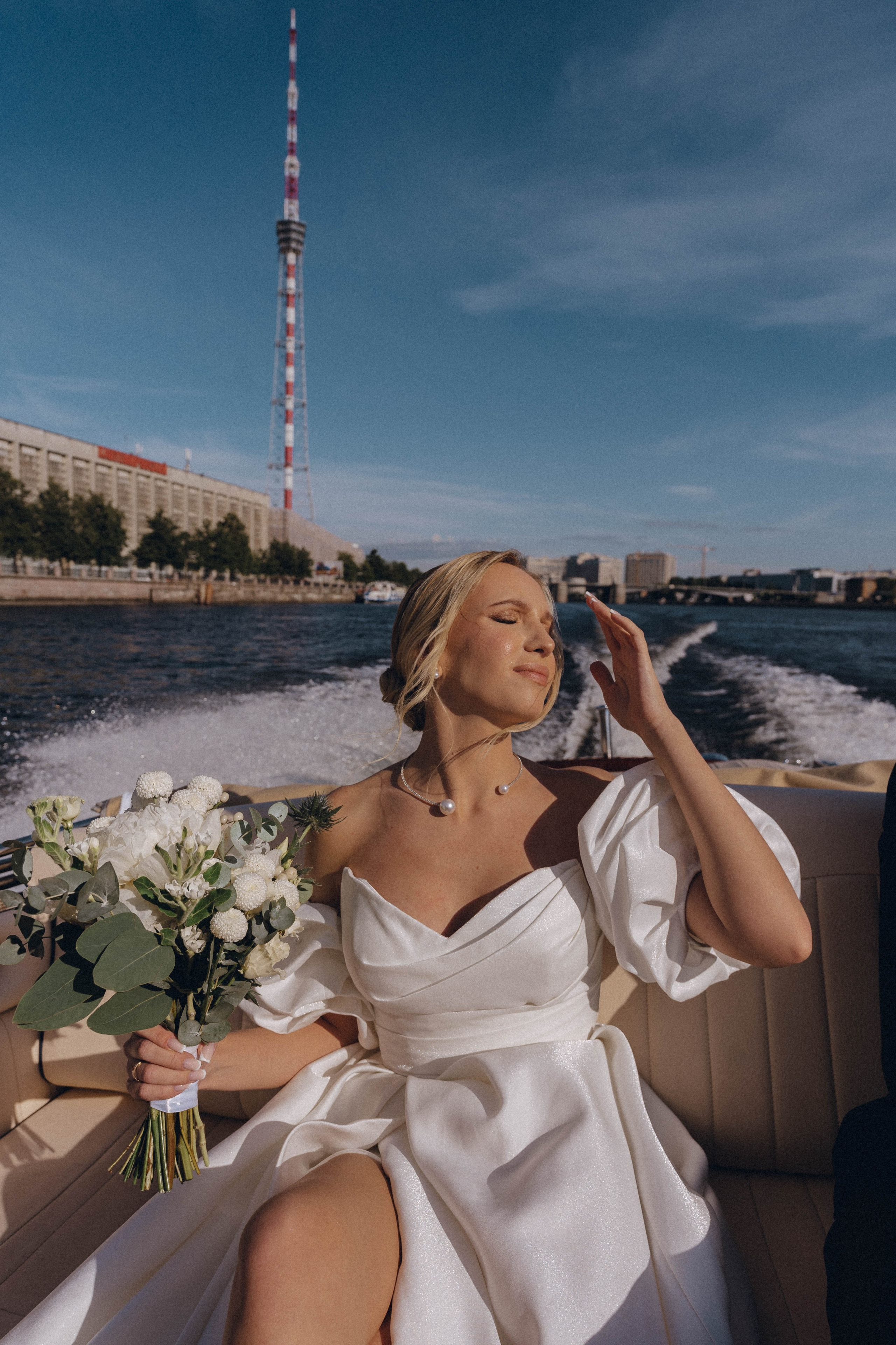 СВАДЕНБНАЯ СЬЕМКА НА КАТЕРЕ ПО КАНАЛАМ САНКТ-ПЕТЕРБУРГА И В АКВАТОРИИ НЕВЫ. Профессиональный фотограф, Санкт-Петербург — Виктория Богомолова