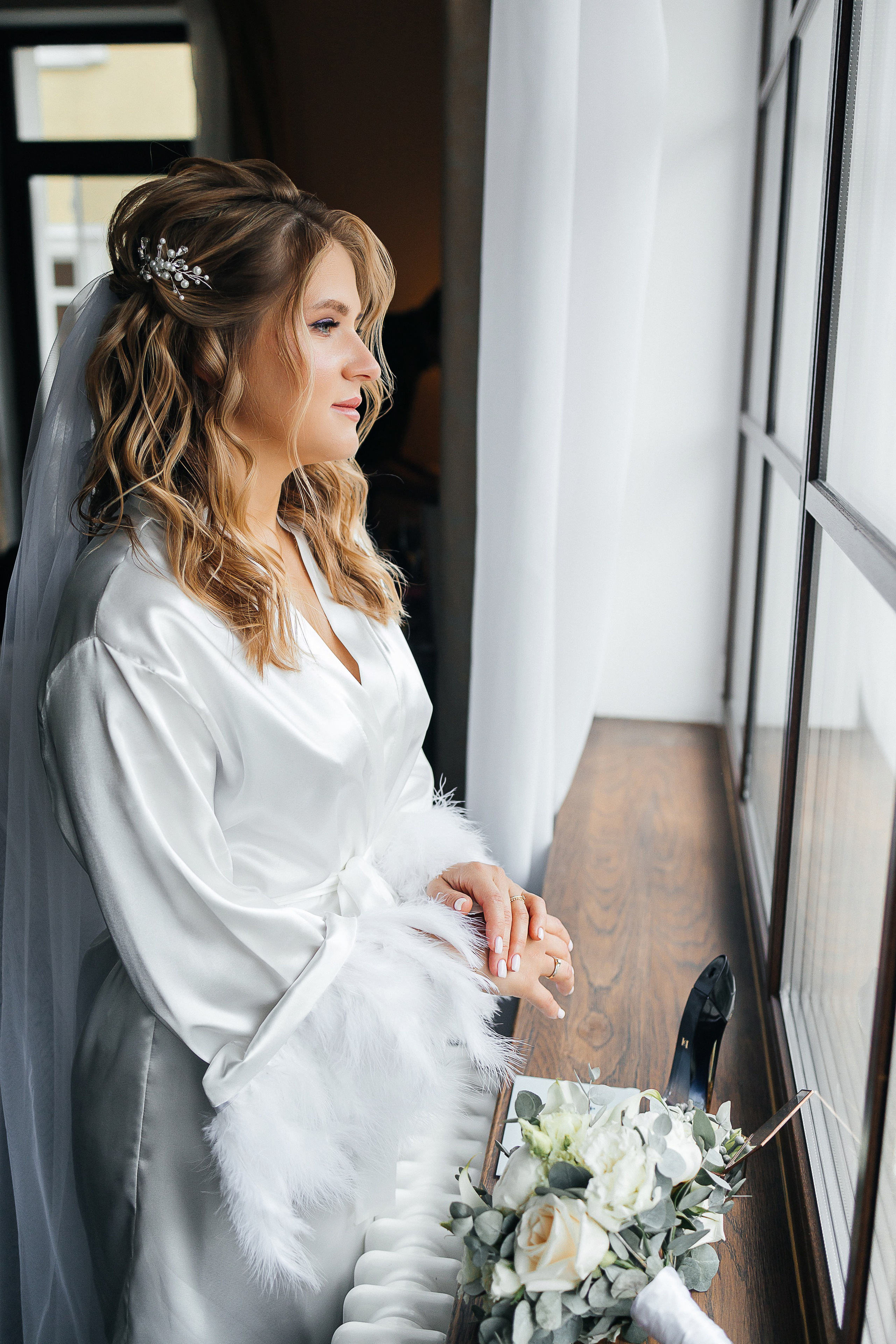 Трогательная выездная церемония в уютном дворике отеля. Олег Сверчков | Свадебный фотограф Вологда