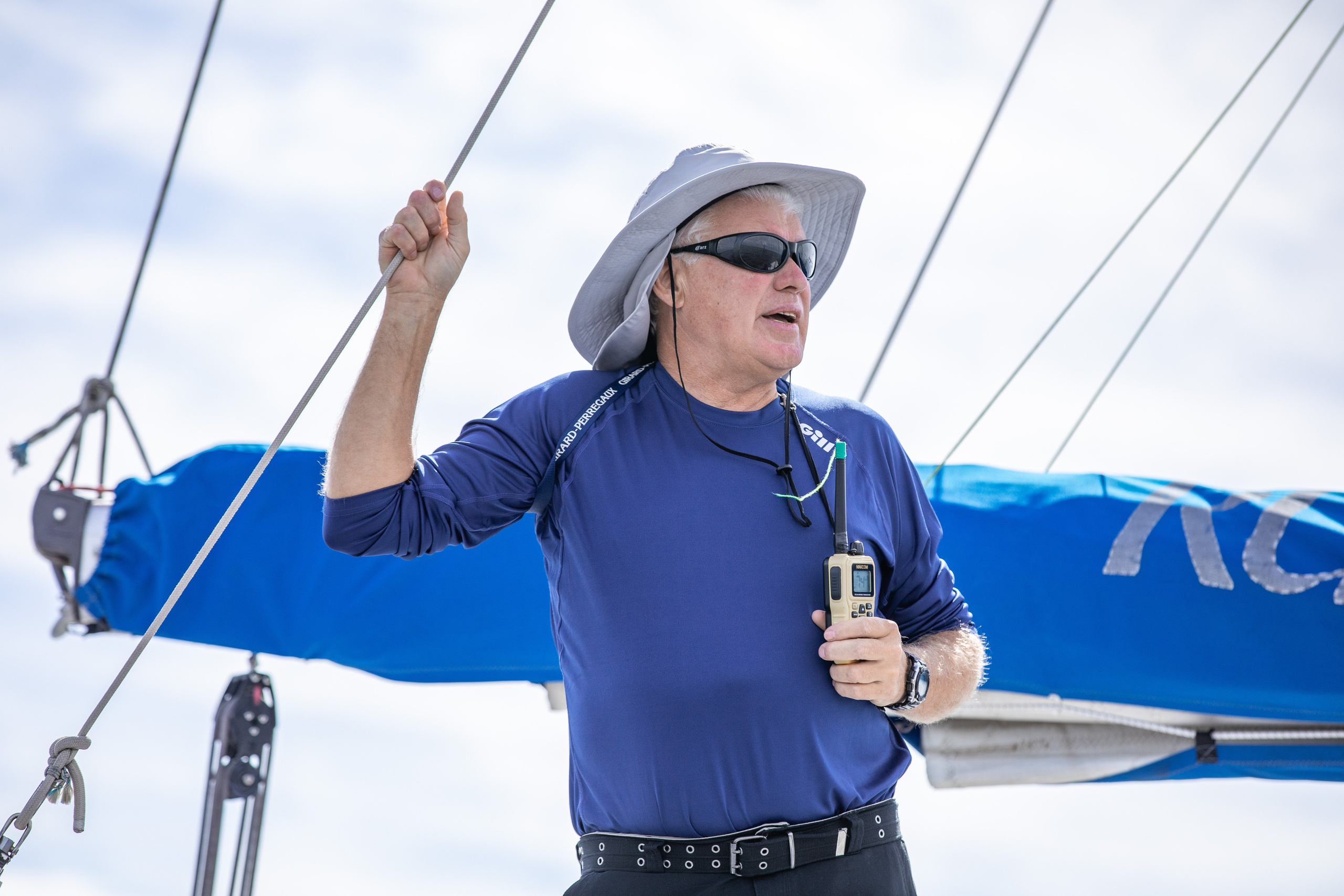 Судья международного класса Владимир Комель во время регаты наблюдает за спортсменами. 