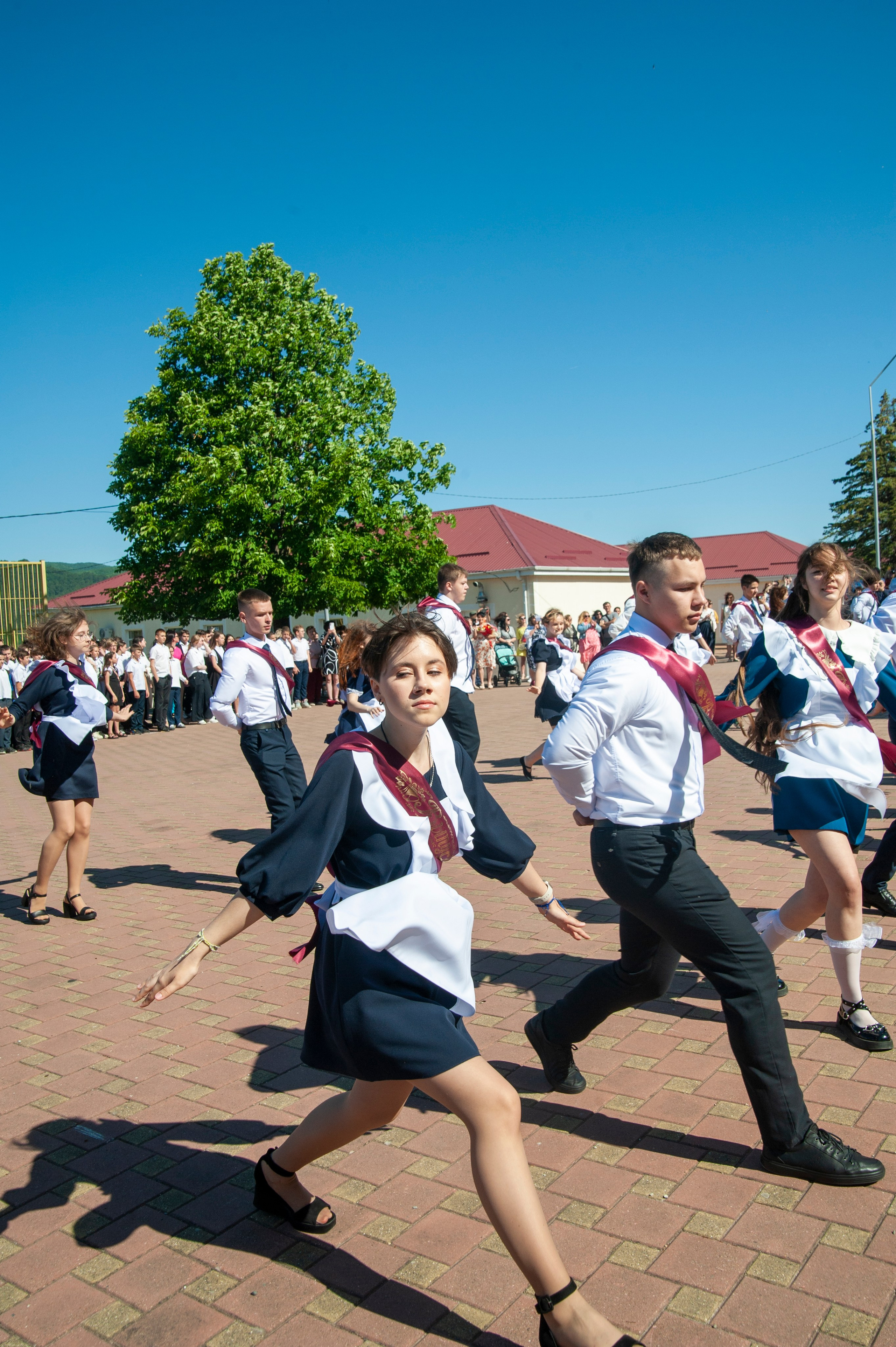 Последний Звонок МАОУ СОШ № 17 им. Эдуарда Есаяна — Архипо-Осиповка. Свадебный и семейный фотограф Денис Лукьянов в Краснодаре, Краснодарском крае и Республике Крым