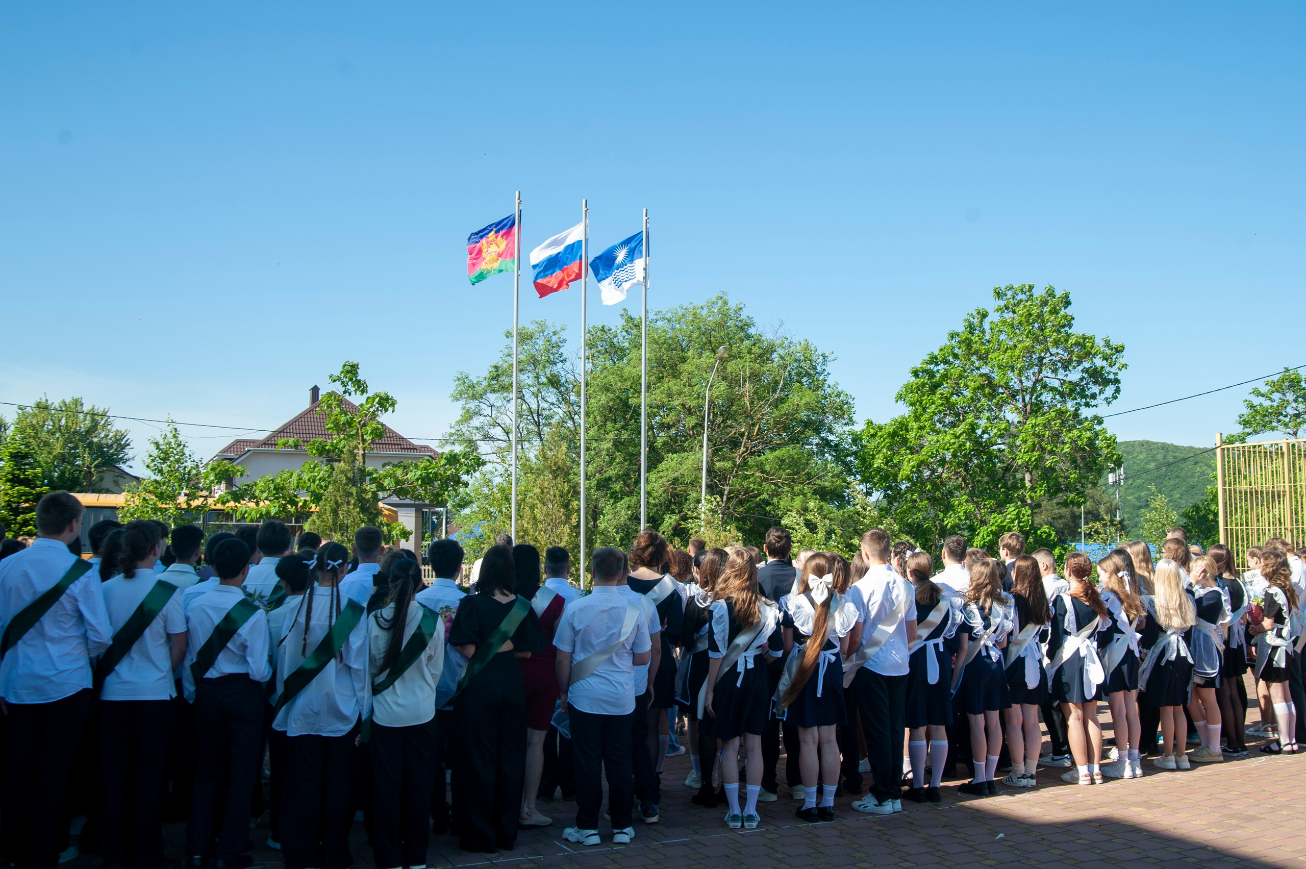 Последний Звонок МАОУ СОШ № 17 им. Эдуарда Есаяна — Архипо-Осиповка. Свадебный и семейный фотограф Денис Лукьянов в Краснодаре, Краснодарском крае и Республике Крым